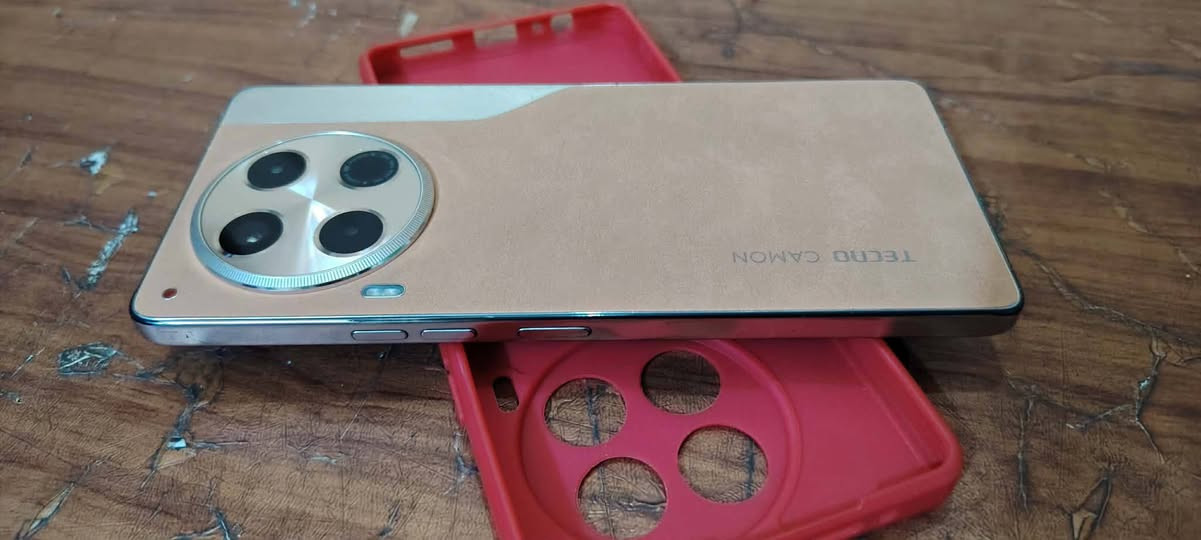 السلام عليكم تكنو كامون 30 ذاكرة 256 عشوائية 8+8 معالج هيلو جي 99 الترا كامره 50 ميجا بكسل اماميه وخلفيه 50 ميجا بكسل بطارية 5000 الهرتزيه 120 الجهاز مكفول وما مفتوح نضافته كدامك بدون ملحقات سعره 150 عنواني حله مركز ***********
