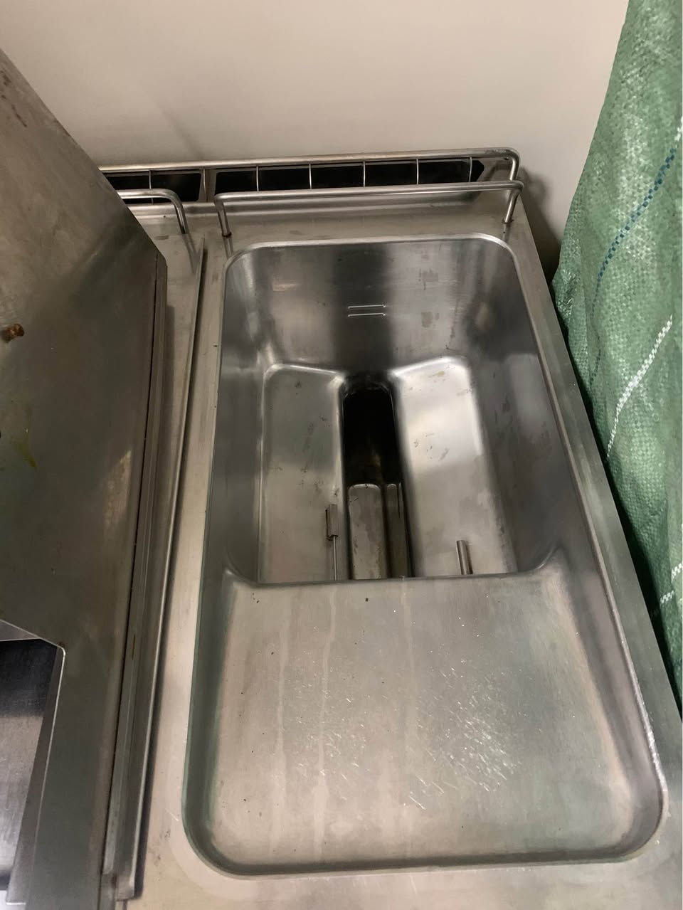فريتوز دوبل gaz/غاز ( Friteuse double) من ماركة Zanussi الإيطالية المعروفة، السعة 20 لتر.

حالة نقية بزاف او خدامة مزيان (ناضية).
مناسب جداً ومثالي لصحاب محلات الحوت، الدجاج، أو السناك.
الثمن زوين ومناسب للجميع. اللي مهتم يتواصل معايا مرحبا. الدار البيضاء, المغرب


**إذا كنت صاحب هذا الإعلان وتريد حذفه لأي سبب، رجاءا أرسل رسالة إلى الدعم الفني**