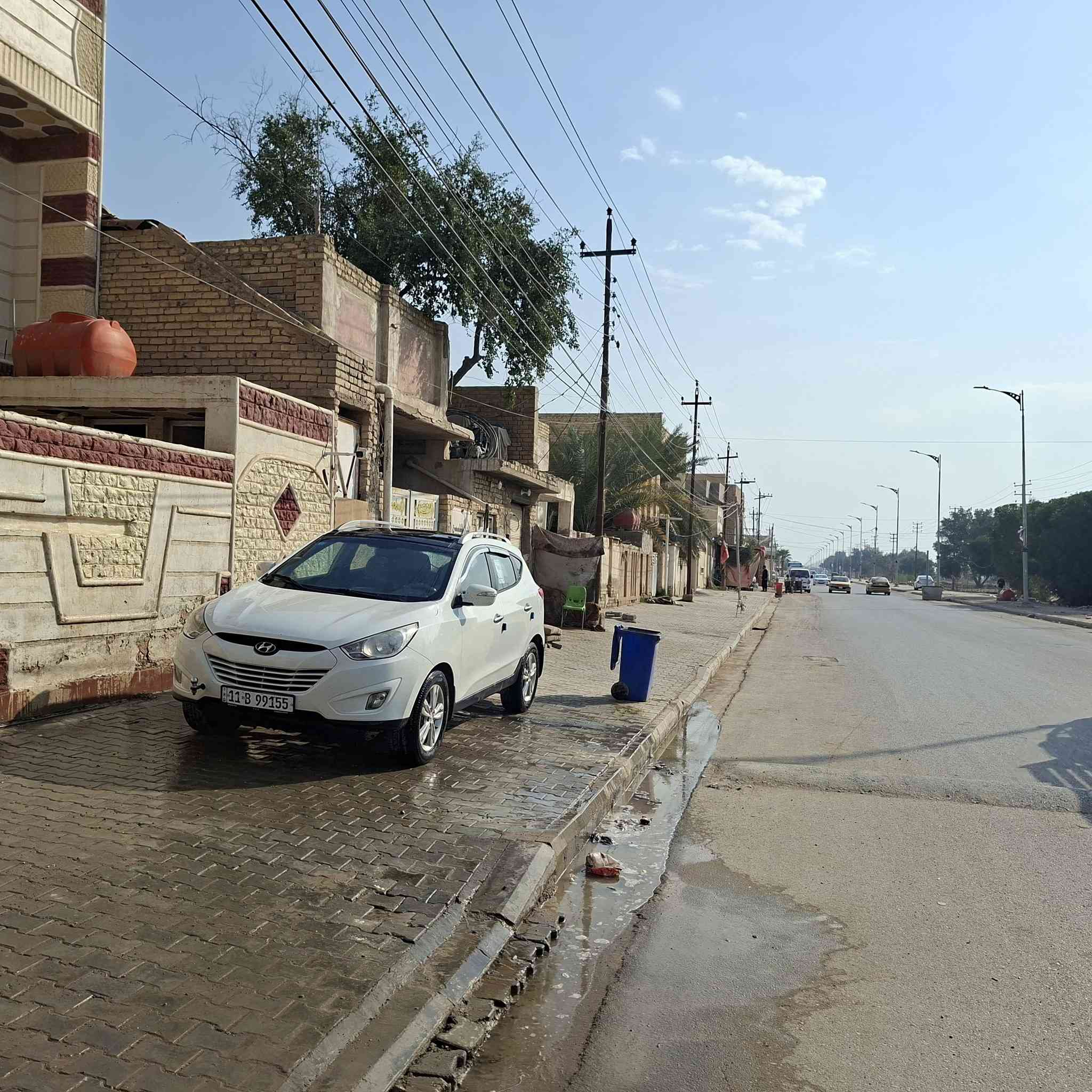 السلام عليكم للبيع دار سكن المساحه ٢٠٠ يحتوي على طرمه كلش واسعه و الطابق الاول استقبال +صاله ضيوف +صاله ثانيه خلف الاستقبال +مطبخ +حمام +غرقتين نوم  الطابق الثاني يحتوي على اربع غرف نوم +صاله +مجمع صحيات  السطح اشتايكر  الموقع حي الحوراء الاولى (زين القوس) نهايه شارع الكهرباء عل يسرا موقع البيت على كورنيش الشط كدامه ساحه كلش واسعه  تبليط مقرنص اناره الشارع كلها جاهزه للبيع او المراوس حسب القناعه للاستفسار الاتصال على الرقم ***********
