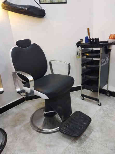 كراسي حلاقه للبيع نضافه ٩٠ بالميه كلشي شغال بيهن ***********
