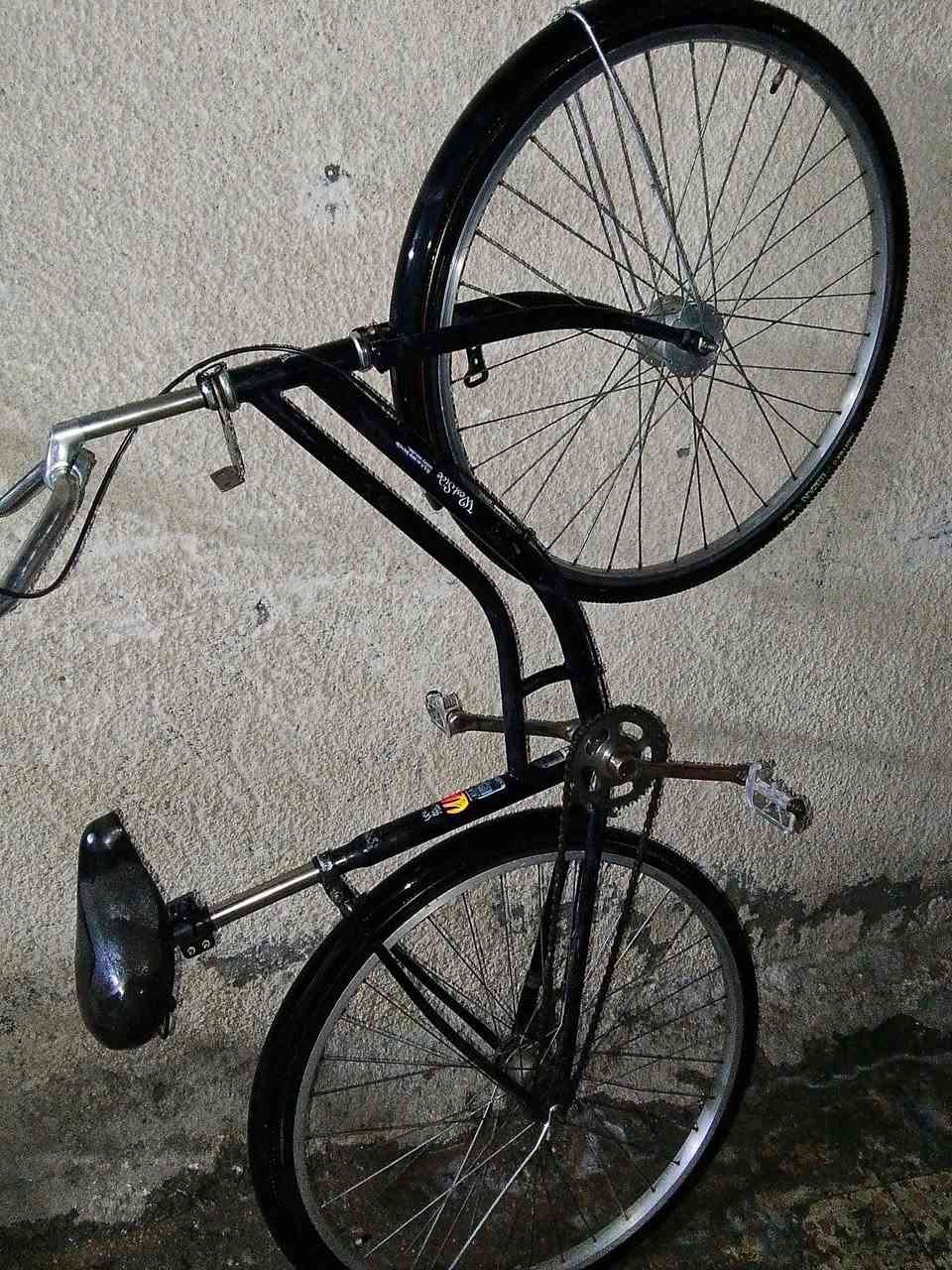 بايسكل بناتي بطى الحجم 28
التفاصيل الباسكل اسود الون الصلى ما مصبوغ 
ابريك شغال بس الخلفي المامي ما يشتغل السعر 125
او بي مجال إذا تريد تعال خاص ***********
