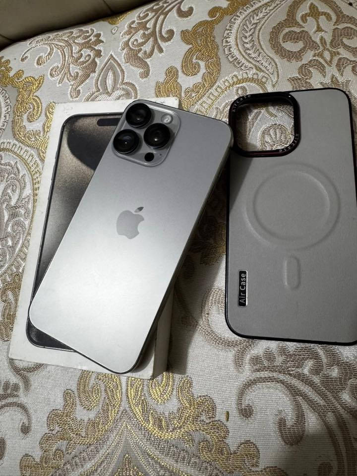 15 برو ماكس ..ماستر
مبدل شاشه 3 ختيارات 
ضهر وكاله..

بطارية 90% بلاديه 

ذاكرة 256 ..نموذج M.AAA شرق اوسط 

مكاني نجف حي ميسان

المراوس فقط 
‏***********
