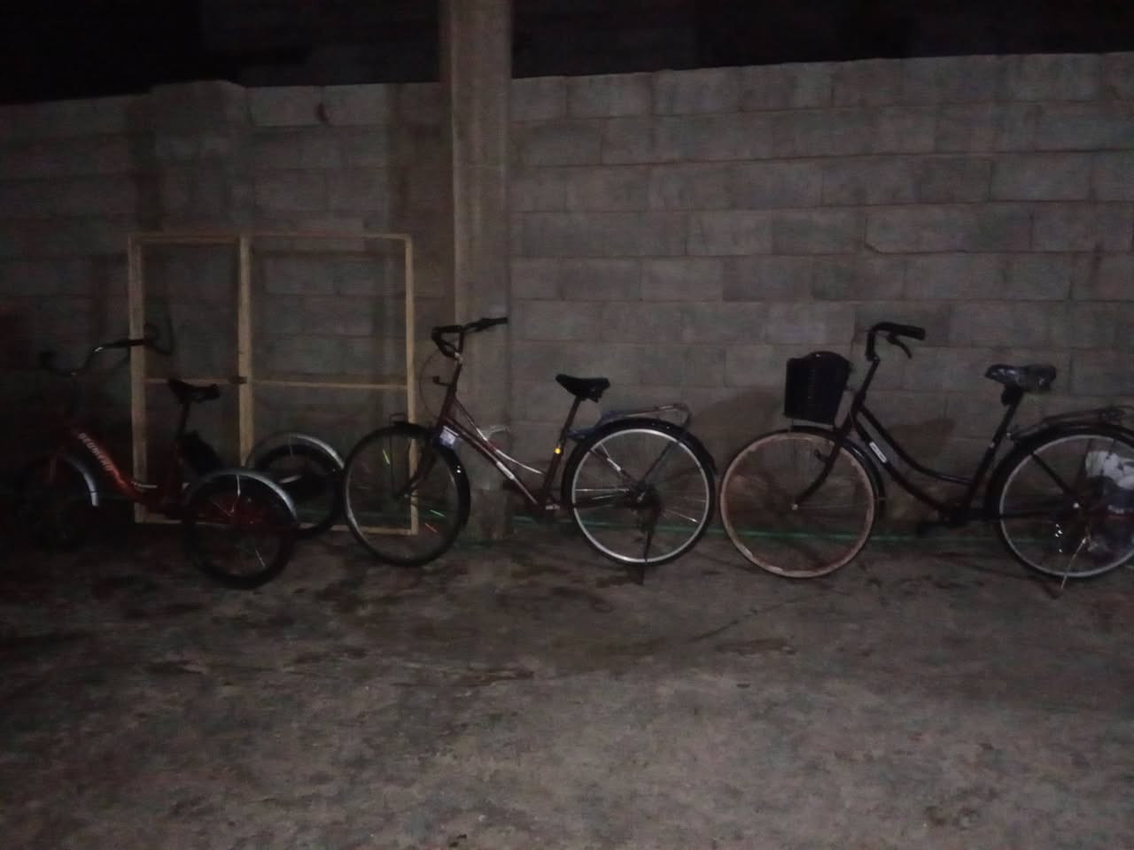 البايسكل الاحمر ابو ثلاث تايرات سعره 100 والاخير واحد سعره 25 والبنوس سعره ب 35 وبيج ثلاثه بايسكلات بها مجال والواجهيه هاي اللي قبالكم سعرها ب 25 الطول مالتها متر ونص والعرض مالتها متر ونص متره هذا رقم اللي يحب يتواصل وياي خليه يتواصل وياي ***********
