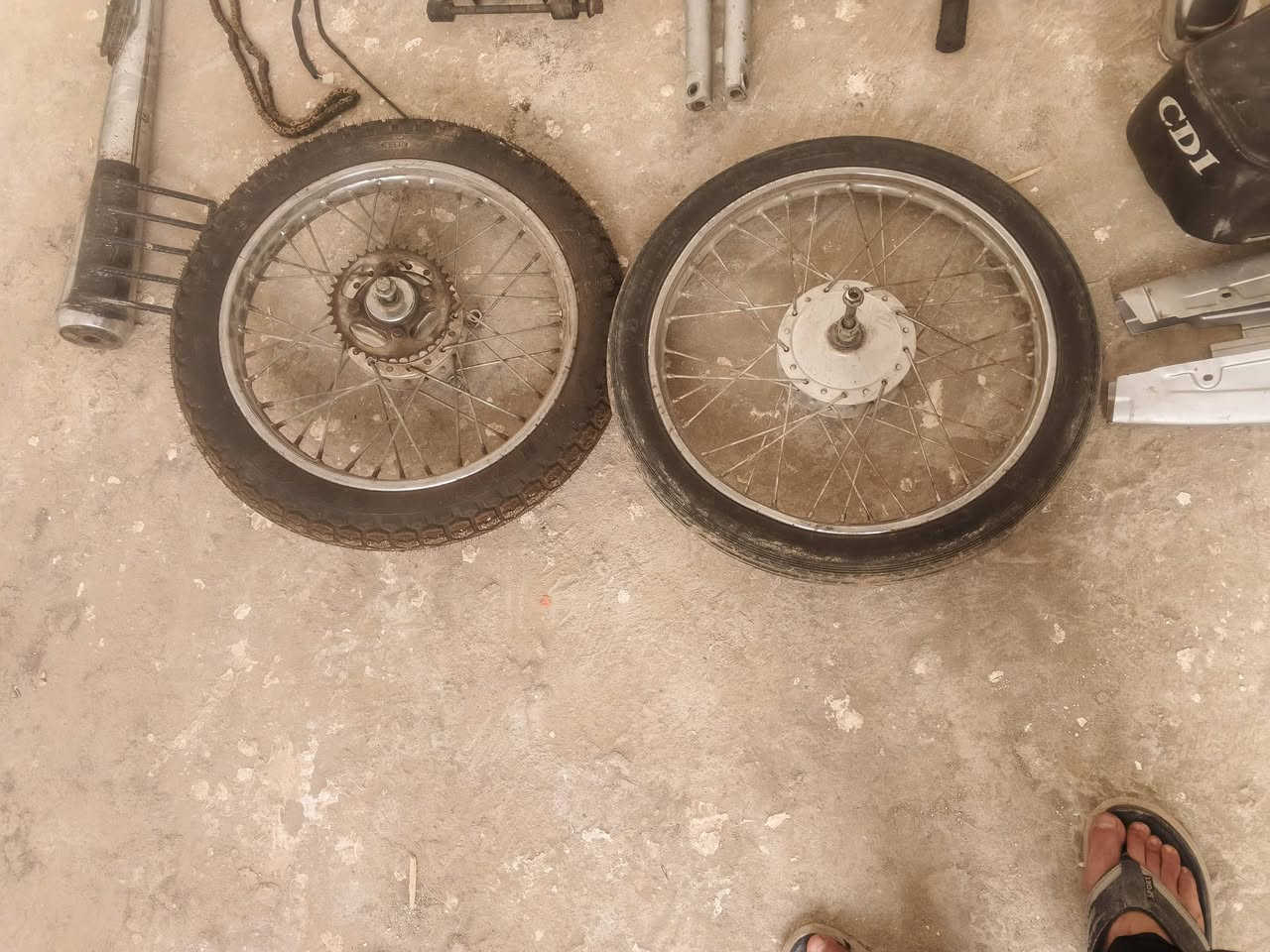 غراض تفصيخ ، كلمن وسعره . أي شي محتاج موجود . تايرات اطار + ويل التاير الخلفي ويل واطار جديد و جزب ايضا جديد دبلات خلفي وامامي كشن CDI الأصلي قاعدة حديد صينية نامة بلاد زلغ مابيها زنجيل الأصفر الأصلي هوه ودشلي صالنصة ام النجمة . شيال محرك هوه وبراغية .
دوسة وسط جسر 
هندر 
دوسة نمر 
اغلبيتهن جدد 

اذا تاخذهن كلهن احسبهن 110 
اذا بدون الكابريتر

الكابريتر جديدة مستخدمها سبوع واحد


**إذا كنت صاحب هذا الإعلان وتريد حذفه لأي سبب، رجاءا أرسل رسالة إلى الدعم الفني**