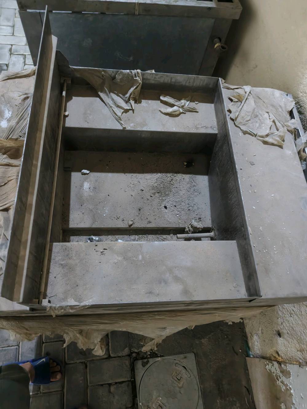 بيع عدد من المعدات القديمة المستعملة لمطبخ مطعم، تشمل مواقد وطباخات وأدوات من الفولاذ المقاوم للصدأ من ماركة زانوسي. جاءت المعدات بحالة جيدة، لكنها تحتاج لبعض التنظيف والصيانة البسيطة. مثالية لمن يبحث عن تجهيزات مطبخ احترافية بسعر مناسب. للبيع في منطقة العراق.