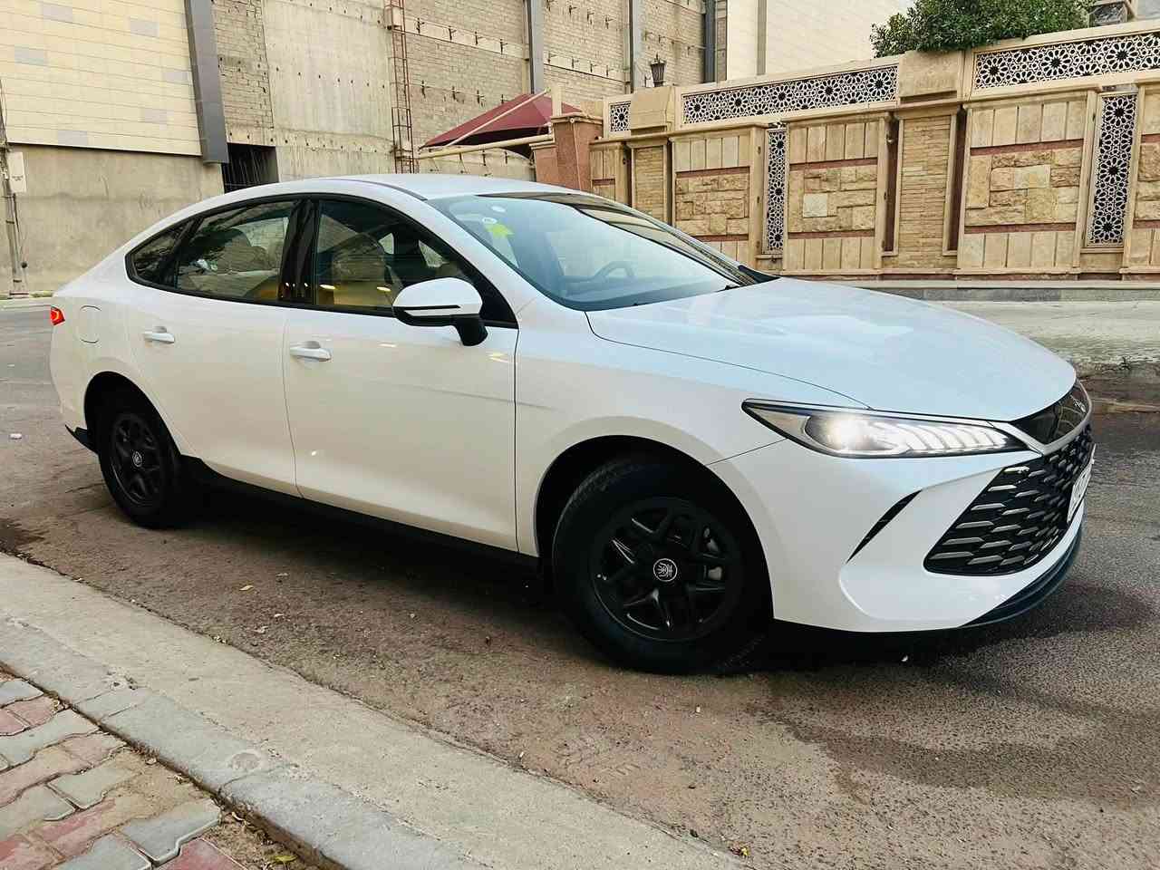 السلام عليكمً
BYD
كن بلاس مديل 2025 مكفوله كفالة عامة 
ماشة4000 الف 
داخل ابيض المرغوب 
موصفاته معروفه حساسات كشنات جلد شاشا كامره خلفيه تحكمات جهتين تحكم بسعه البطاريه بيه انضمه قياده متنوعه SPORT NORMAL ECO   قطعتين تبريد ملحقاتهة كاملة 
السعر18.700 وبيهة مجال
المكان بغداد
الاتصال ***********
