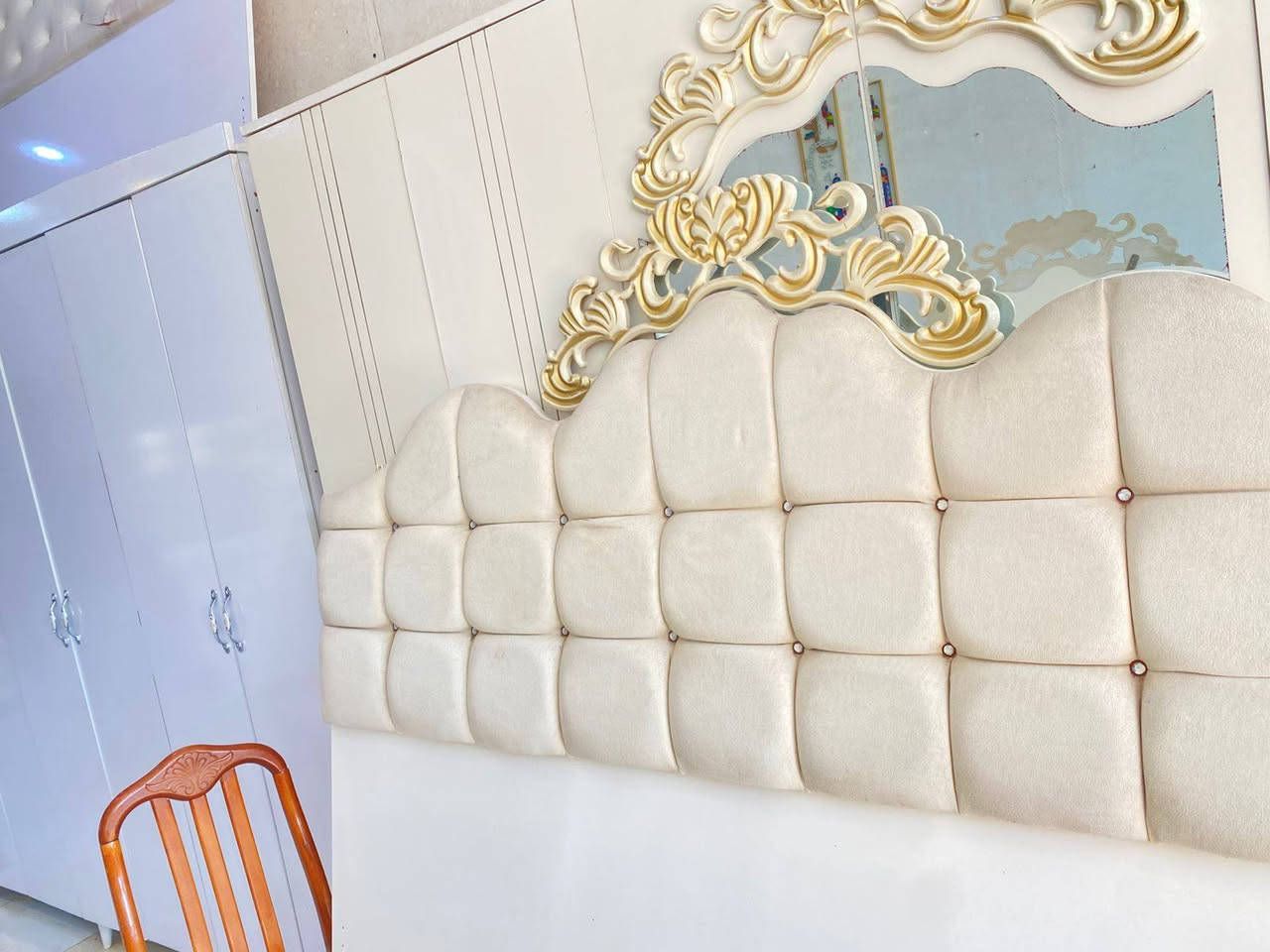 غرفه نوم ابواب ملكي كامله 6 قطع النضافه 90بل 100 استخدام  قليل للتواصل على الواتس فقط يوجد توصيل على جميع العراق@ ***********
