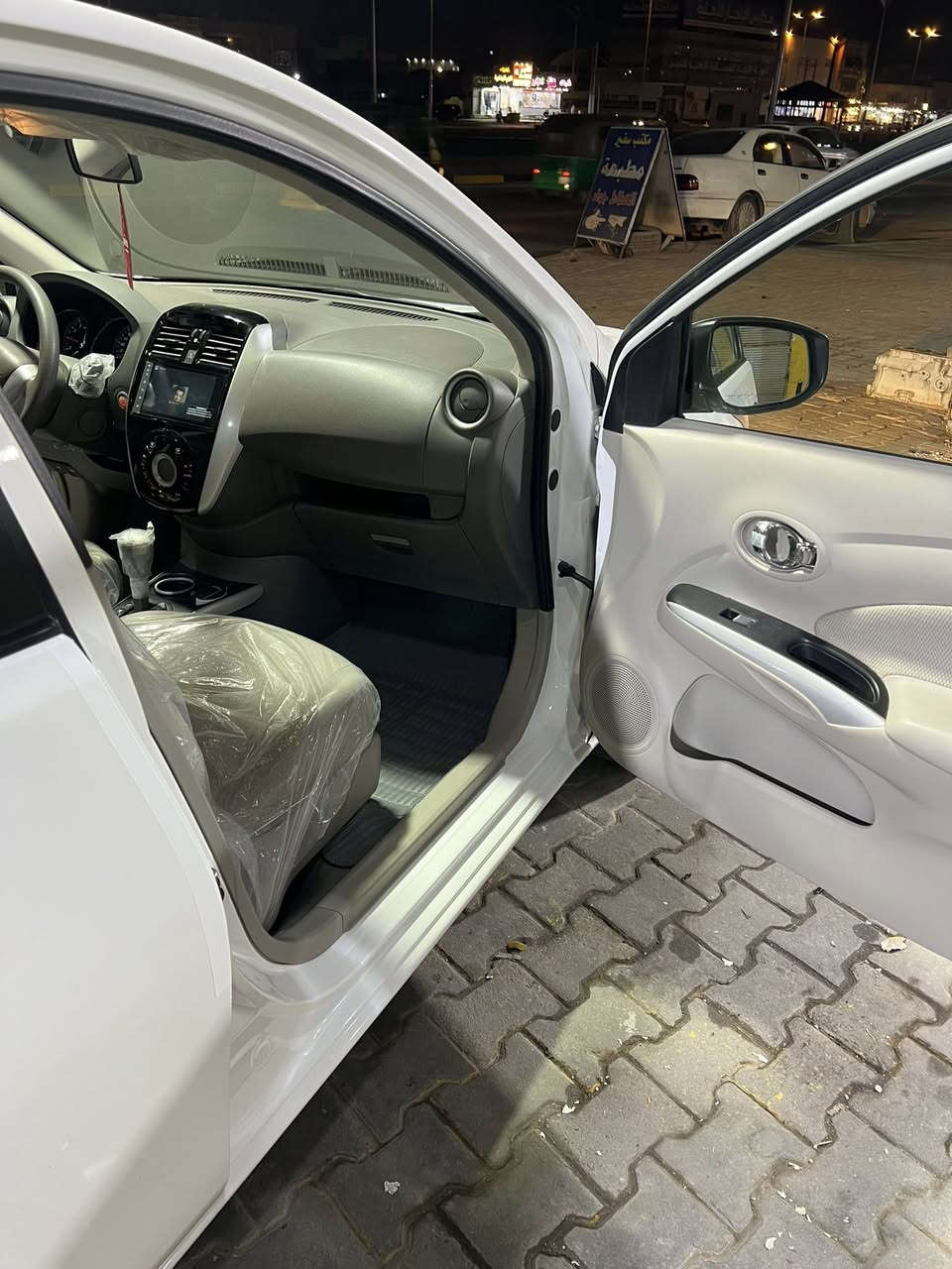 نيسان سني مصري 
الموديل: 2024
اللون: ابيض
المحرك: 1.5 لتر اقتصادي جداً في استهلاك الوقود
العداد: 26000كيلو متر
شاشة لمس – بلوتوث – كاميرا خلفية
مكيف قوي جداً وبارد
حساسات خلفية + نظام توفير الوقود ECO
والسيارة بحالة الوكالة، لا تحتاج أي مصروف، استخدام بسيط ونظيف جداً من الداخل والخارج. 
‏سيارة بصمة و بصمة باليدات همه ￼￼
 الموقع: بصره حي الحسين 
 للتواصل: ***********￼￼￼￼￼
