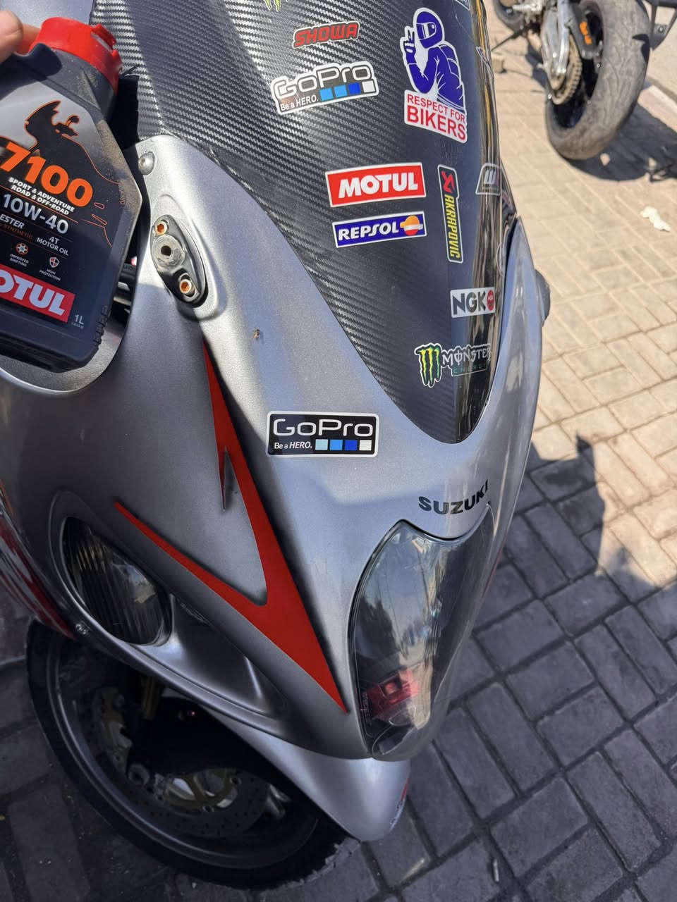 سوزوكي هايبوزا 1999 مكينه 1300cc الجيل الاول غني عن التعريف الدراجة لعابة ومعايزة شي ماشية 22.000بس .مكينه بلادي مملعوب بيها 
تزويد هيدرات ودبات BROKS PERFORMANCE 600$ صوت مرعب
ارشاlefting 200$
دهن موتل الاصلي 
مكاني كربلاء حي التحدي ***********
30$وبيها مجال
