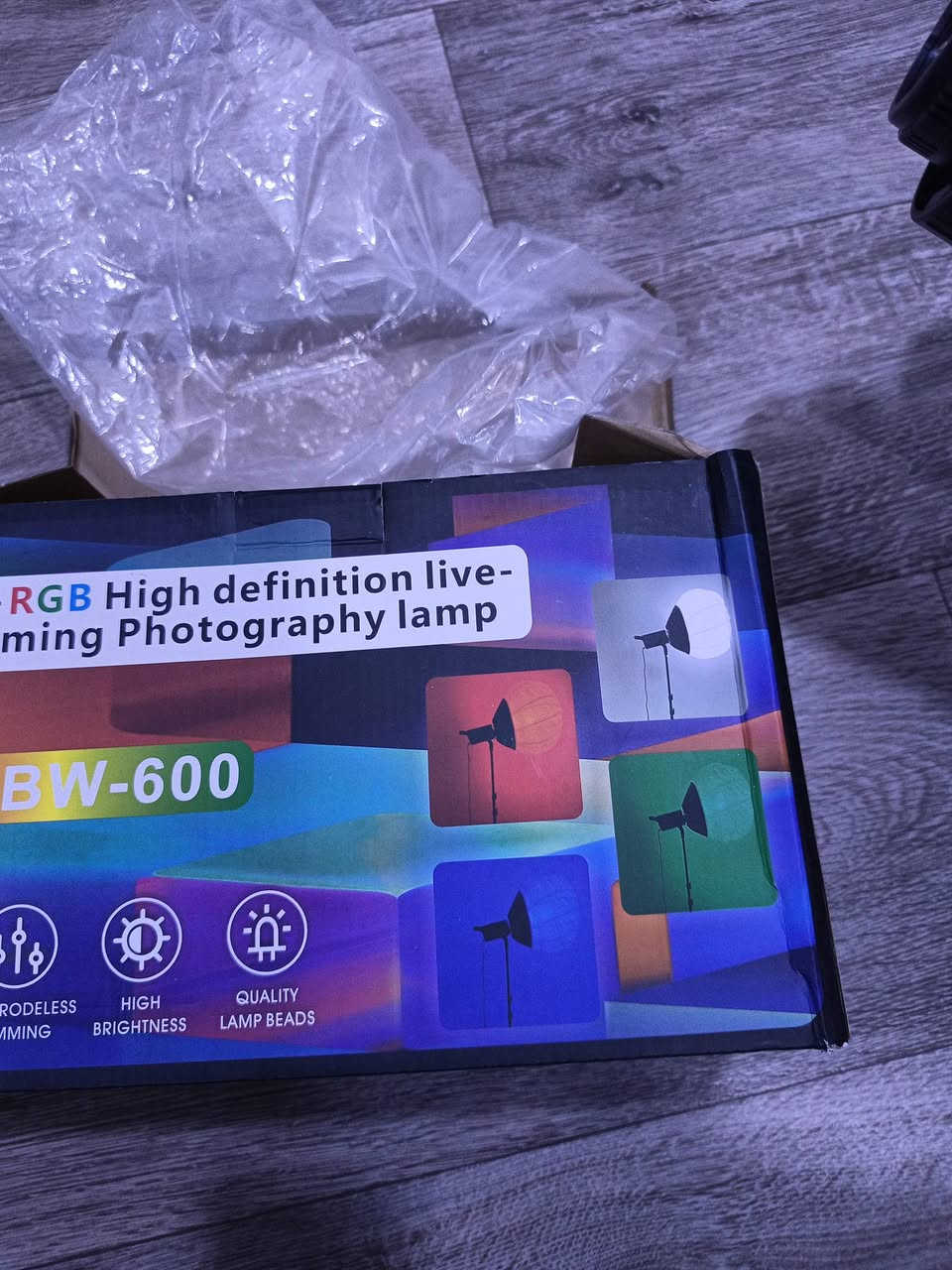 اضاءة سوفت بوكس RGB
اضاءة سوفت بوكس RGB 600
بيها كل الألوان 
للطلب والاستفسار واتساب 
***********
