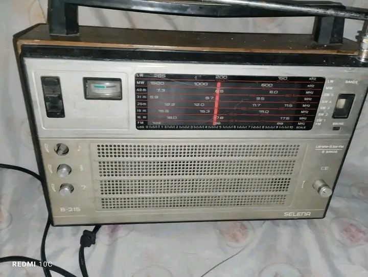 راديو سيلينا روسي الصنع 8 موجات مع fm يعمل كهرباء 🔌 وبطاريات🔋 حالة متوسطة ينقصهه بعض الإصلاح


**إذا كنت صاحب هذا الإعلان وتريد حذفه لأي سبب، رجاءا أرسل رسالة إلى الدعم الفني**