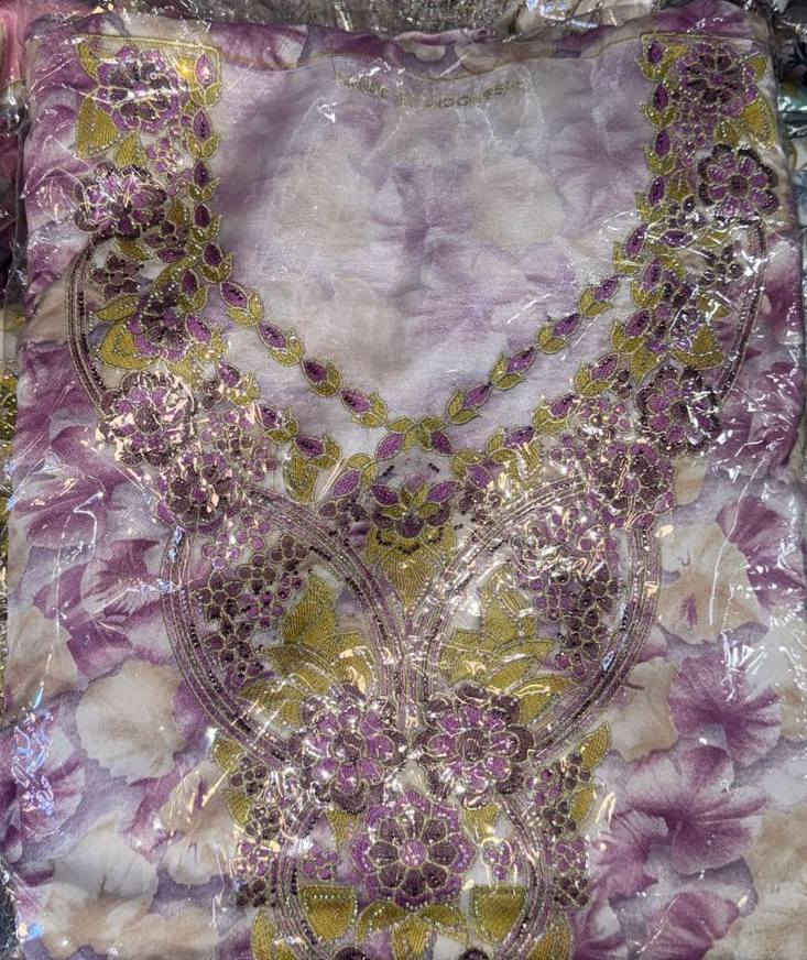 مخاوير مفصلة وكاملة مع الشال بدون خياط 

القماش حرير درجة أولى اذا مو نفس التصوير يرجع  💗🔥


**إذا كنت صاحب هذا الإعلان وتريد حذفه لأي سبب، رجاءا أرسل رسالة إلى الدعم الفني**