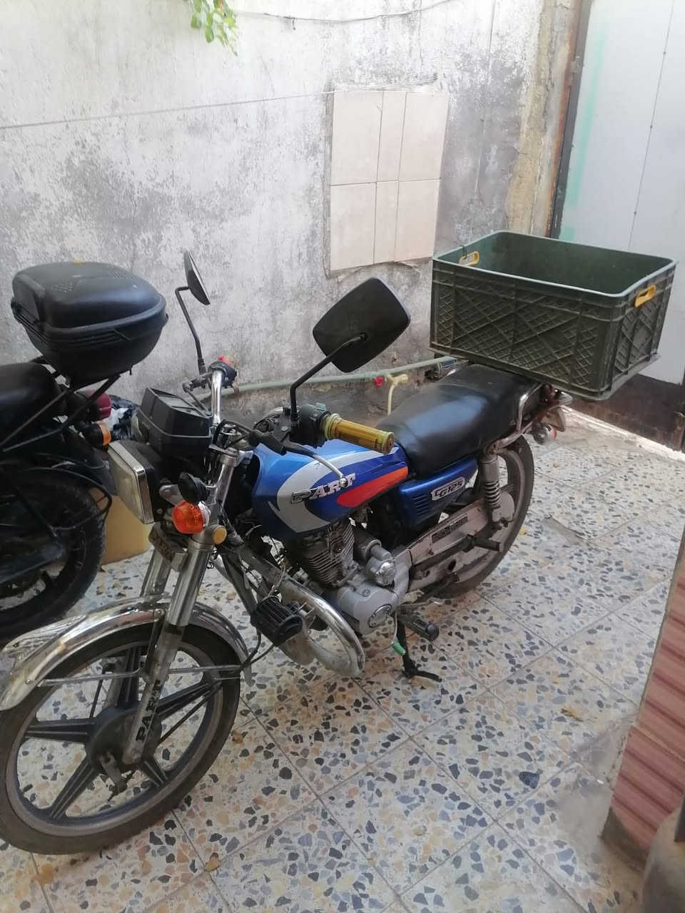 سلام عليكم دراجه البيع يراني بارت محرك مامفتوح وراق دراجه سعرها 650الف وبيه مجال شراي مكان حي الحسين ***********
