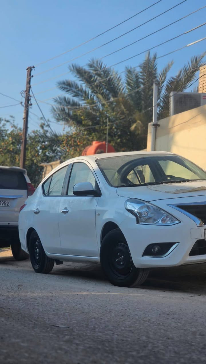 السلام عليكم نيسان صني هدني بليته زركه  مديل٢٠٢٢ السياره كفاله عامه بس بيه دعاميه الخلفيه صبغ جاهزه على اخر حبايه السياره مدوشمه نحله وارضيه جلد وسفريات  وسماعت اربع وشاشه تدعم اوتو مكانه بابل ابو غرق للستفسار اتصال على رقم ***********
