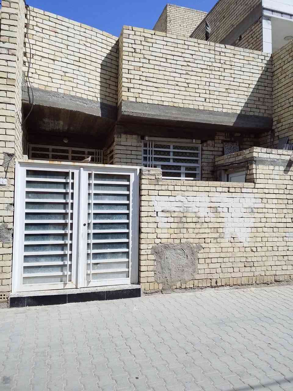 السلام عليكم البيت للبيع مساحه120متر طابق واحد واجهه6والنزال20يحتوي على استقبال وحولي كبير ومطبخ وترك كبير عدد2وغرفه بيت رفت طابوق جمهوري بيت جديد جدا صحيات خارجه وداخليه مع البيت سخان وماطور وثريات واير سحب كامل بس جيب غراضك وكعد بيت استلام فوري فارغ البيت جاهز للاستلام سعر85وبي مجال شي قليل للاستفسار *********** عنوان الغرير فرع ابوخميس فرع عريض كامل خدمات
