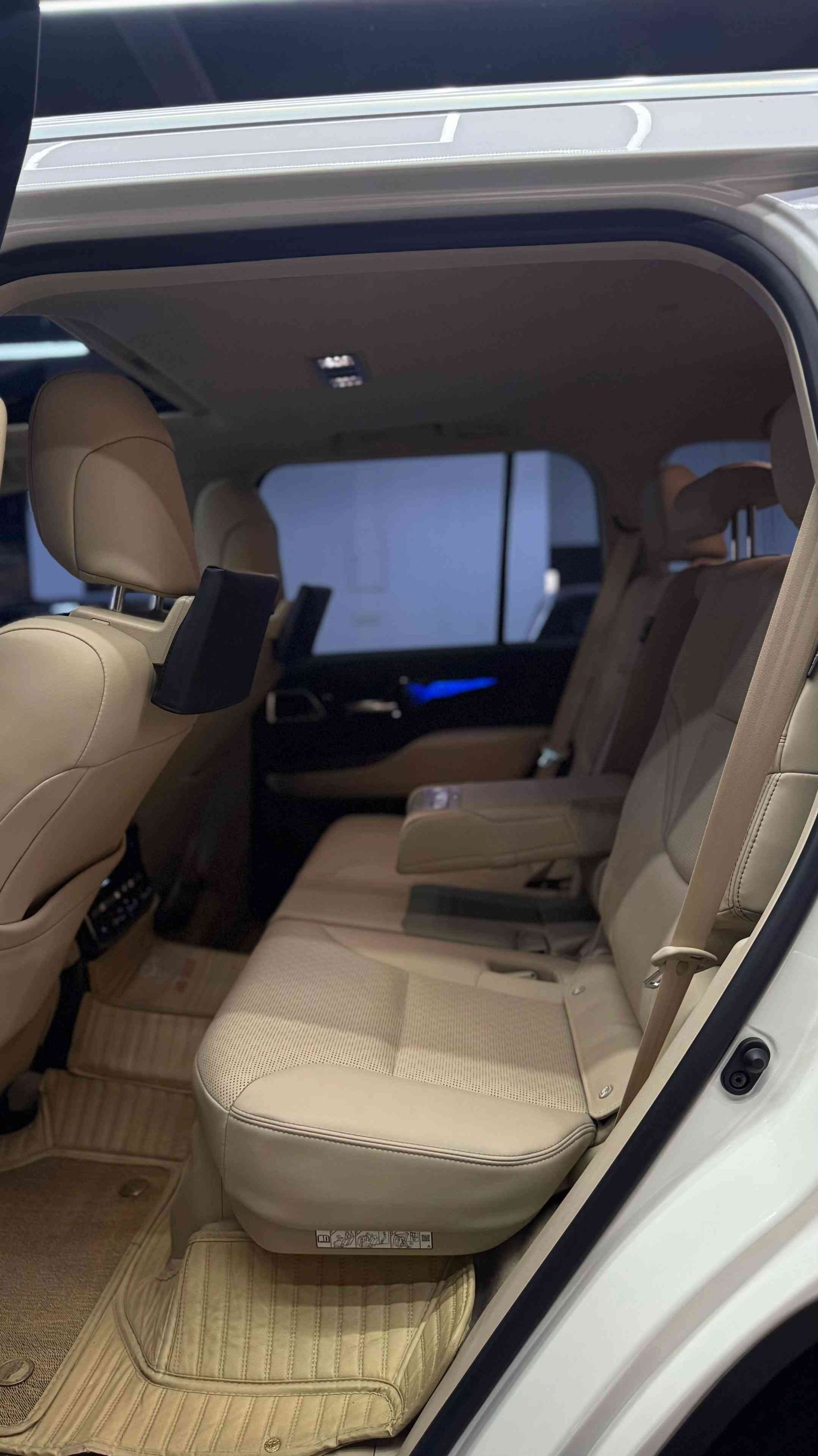 Toyota-land cruiser 2025 clean title VX twin turbo hybrid Full option 12,000 km white & yellow Call for price: *********** ***********
