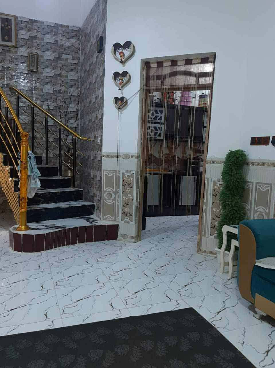 بيت للبيع طابو صرف طابقين🏫
            مساحة 140
مقابيل المجمع السكني عبد الحسن ملاغي🏢🏢
جوه غرف النوم صاله إستقبال
مطبخ  مع مجمع صحيات ومنور
فوك غرفتين نوم صاله مطبخ 
مجمع صحيات خارجيه 
كراج سياره وجه البيت سيراميك
المكان حي سيده زينب 
السعر 170وبي مجال 💵
***********المندوب العقاري حيدر 📞
