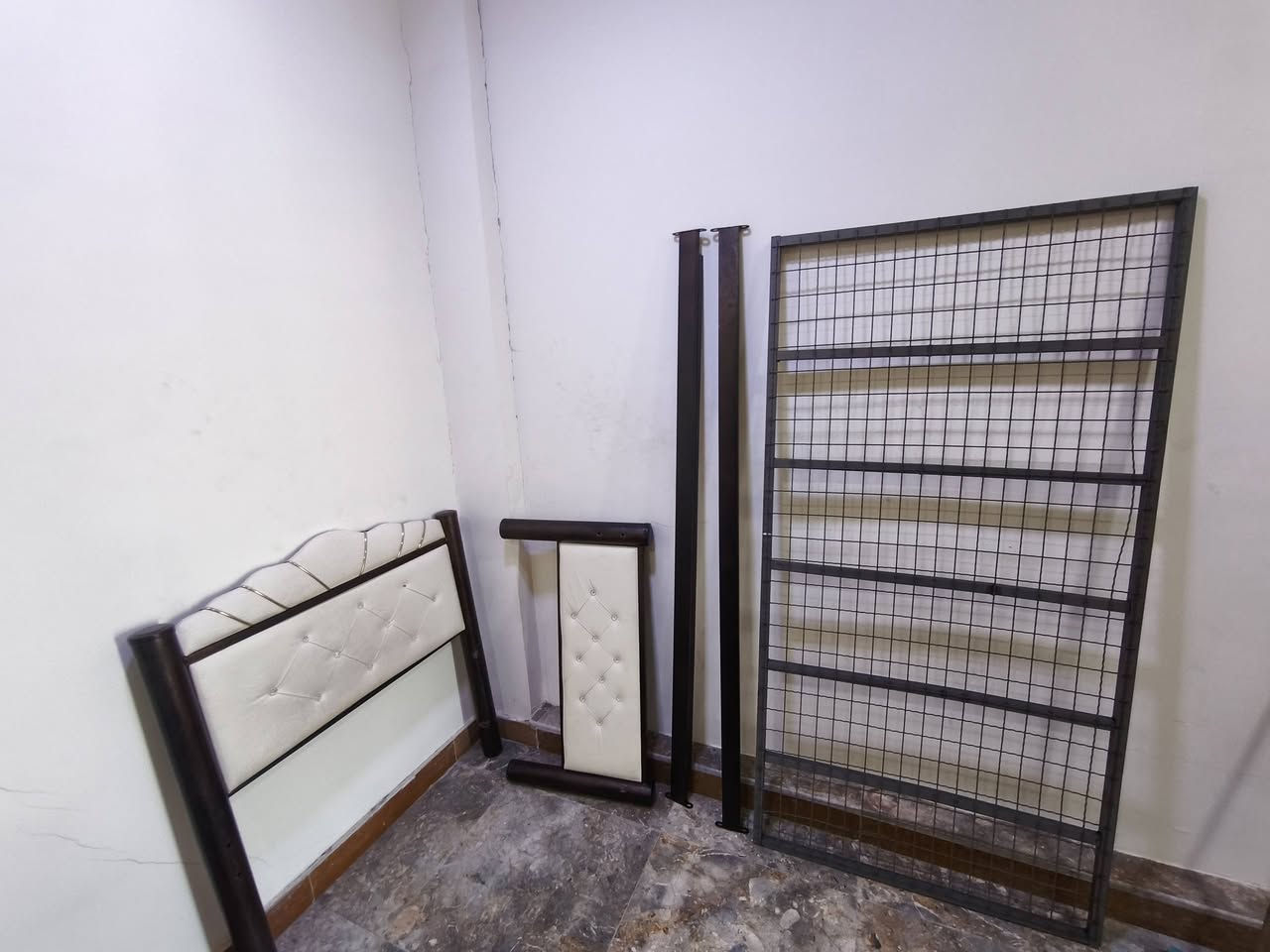 السلام عليكم
للبيع مستعجل چربايه (سرير) نفر واحد بعدها نظيفه واستخدام قليل بسعر 30 ألف ابيعها

الي يريدها يتواصل واتس اب 

***********

مكاني الجنينه
