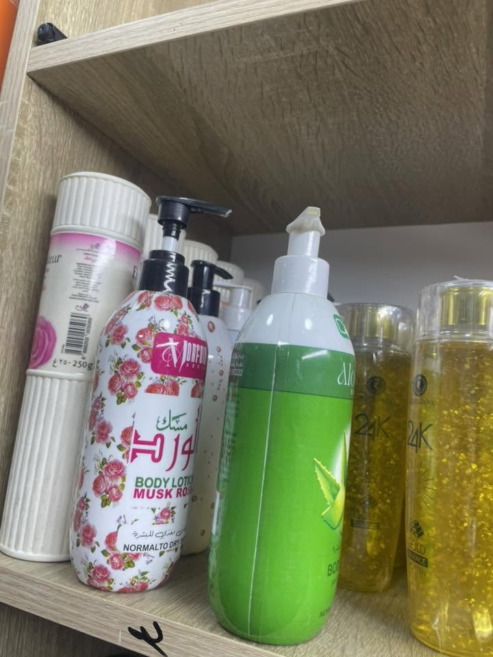 السلام وعليكم جبتهن ومامشن يمي. اليريد ياخذهن خلي ياخذهن جوه سوكهن وعندي.  فاترينات ٣ مكاني حي الاعلام  ***********
