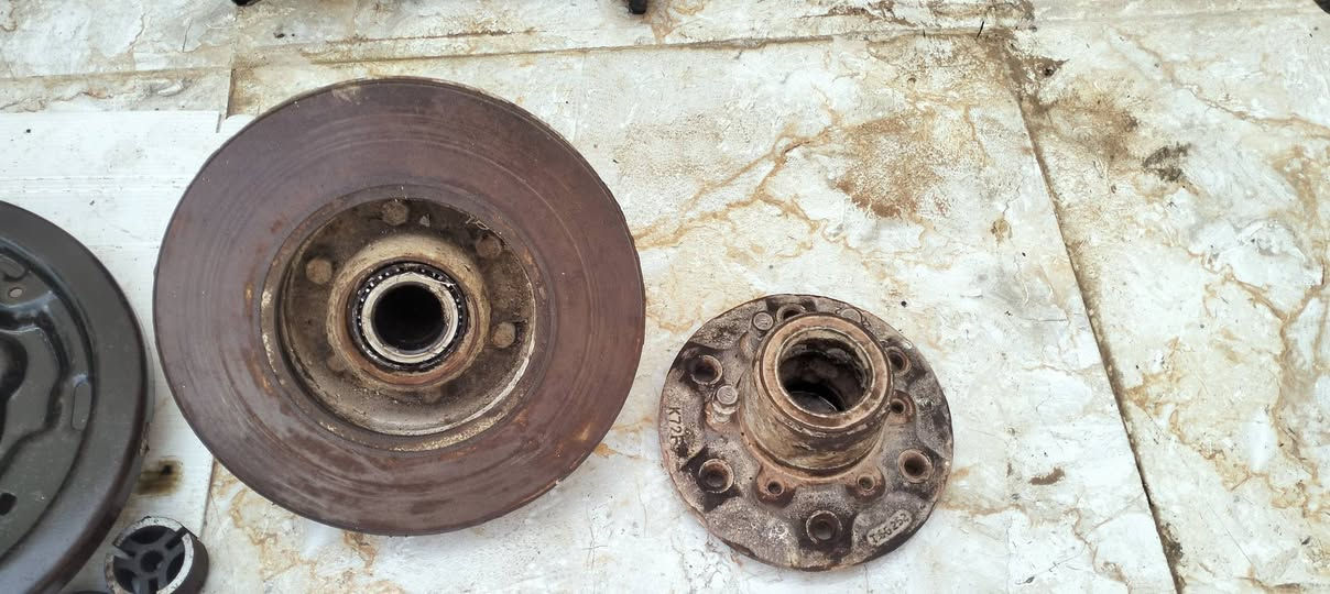 شفتات عدد 2 بريجو الخلفيه مال الاكسن مع فلنجات حاويه سعرهن 100الف.                                                            فلنجه اماميه نظيفه مع بوربنات مع ستدات 25الف               راديتر نظيفه مال بريجو سعرهه 35الف.                              عيات كلج سعرهن 30الف.                                                داينمو عايزه كتف سعرهه 25الف                                        نوزلات عدد 3 سعرهن 15الف.                                            التواصل ***********
