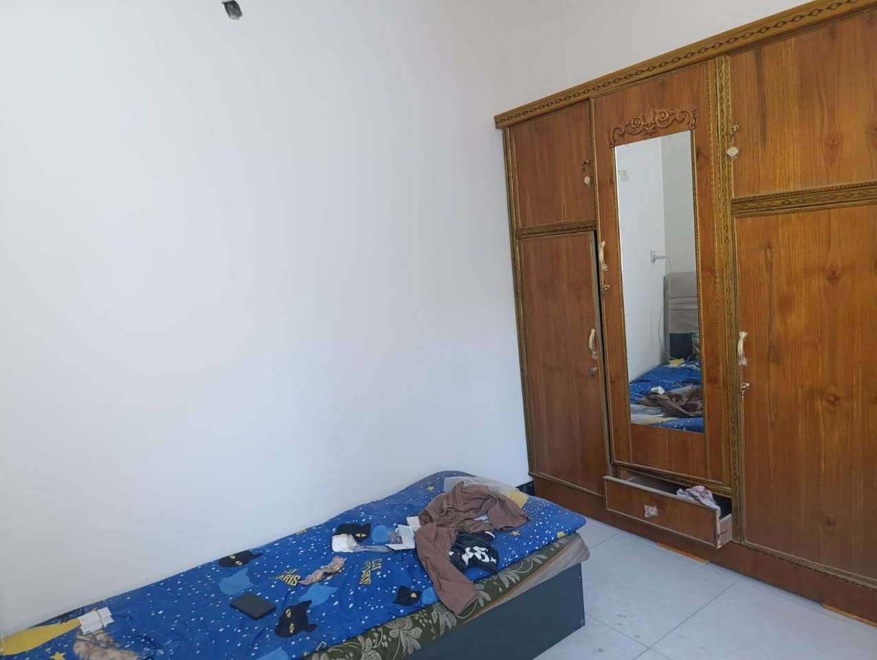 يوجد بيت للبيع مساحته 52m واجه 4 في منطقة حي الزهور خلف مستشفى الطفل الاسكان قريب السفارة التونسيه يحتوي الارضي غرفه مطبخ صاله صحبات الطابق الاول غرفتين وصحيات وسطح ويوجد عروض اخرى للاستفسار الاتصال *********** او *********** مكتب اليقين
