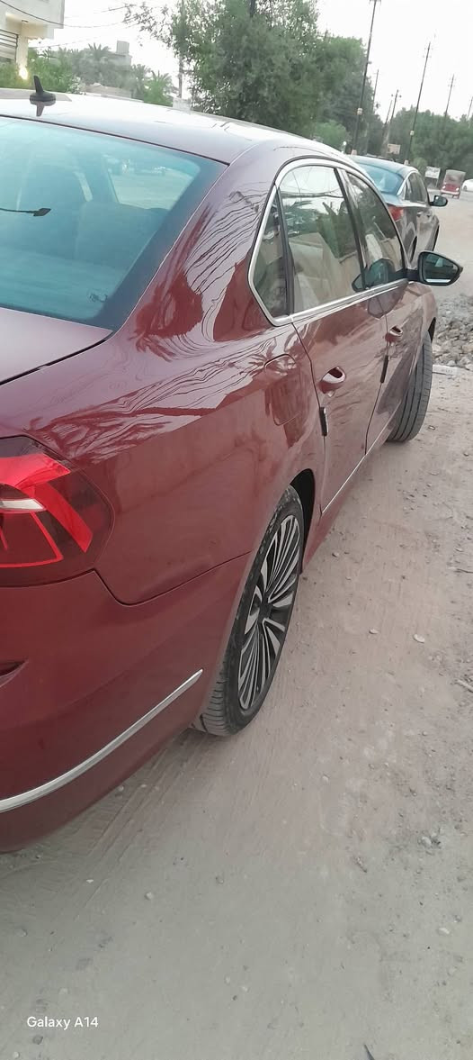 🚘 فولكس واجن باسات للبيع 🚘
​المواصفات العامة:
• ​النوع: فولكس واجن - باسات وارد امريكي (Volkswagen Passat)
• ​اللون: أحمر ماروني (دم الغزال)
• ​الرقم: أربيل / كوردستان (بسمي أرقام  هزة جديد مضمونة تحويل مباشر )
• ​الموديل: [2017]
• ​المحرك: [ 4 سلندر / 1.8L Turbo ]
• ​المسافة المقطوعة (الماشية): [306082] كم وقابل للزيادة
📝 تفاصيل إضافية:
• ​الحالة العامة: الضرر البليغ بند وجاملغ، محرك بحالة جيدة  (قير)  بحالة ممتازة. ( تجي تفحص سونار )
• ​التجهيزات: ، تبريد ممتاز، دواخل نظيفة جداً، نظام أمان متكامل.
• ​المكان: [ ديالى جديدة الشط ]
​💰 السعر والتواصل:  
السعر المطلوب: [ 120 $ ورقة ] (قابل للتفاوض البسيط)
• ​رقم الهاتف/واتساب: [***********] بغداد, العراق
