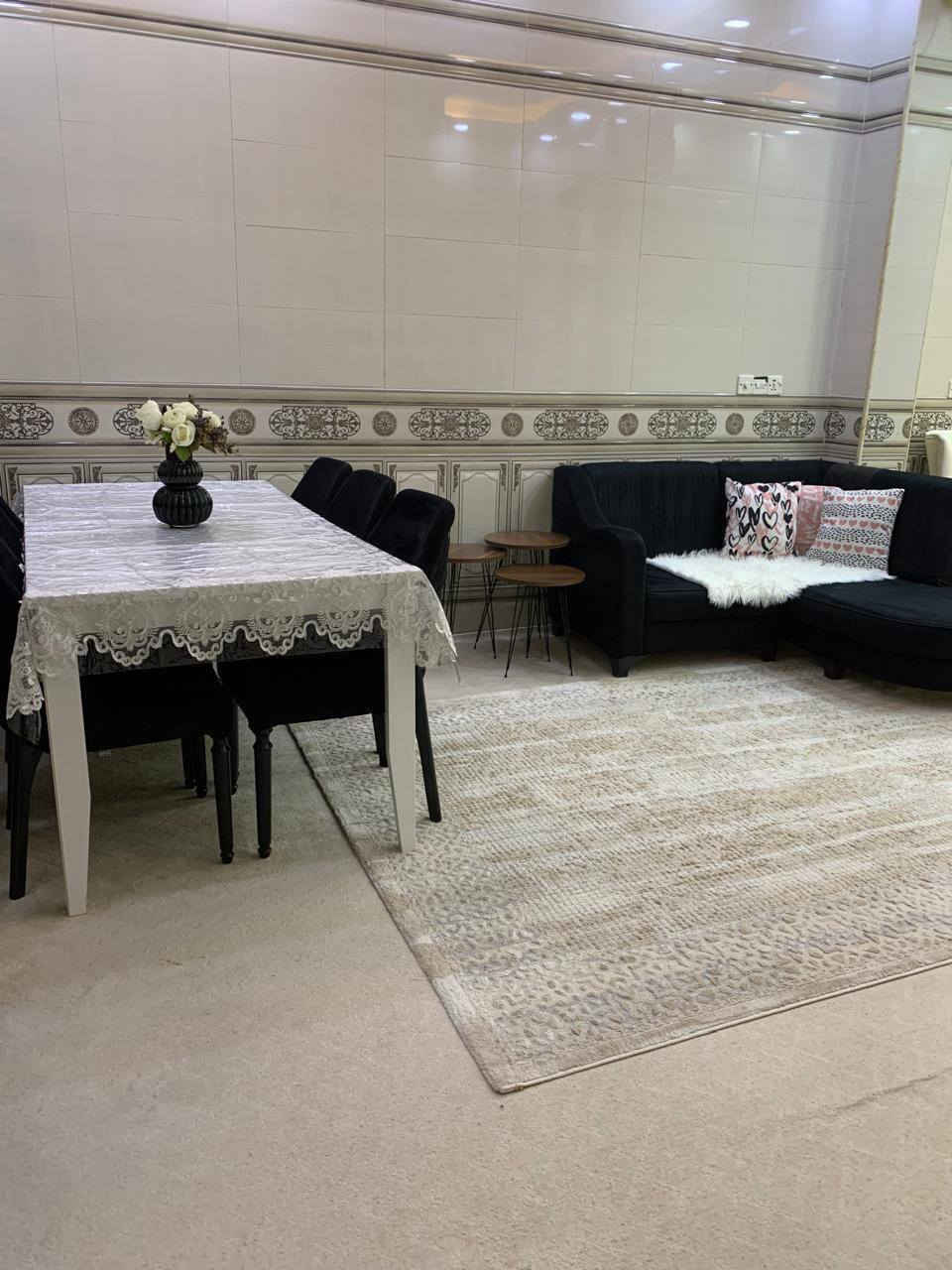 السلام عليكم
للبيع دار المساحة ٧٠ متر طابقين طابوق شغل درجة أولى
العنوان كربلاء حولي مستشفى الكفيل طريق الزوار ويبعد عن لامام حوالي ٢كيلو. حي دجله يصلح سكن او حسنيه 
السعر مناسب
لاستفسار اتصل *********** او تساب ***********
