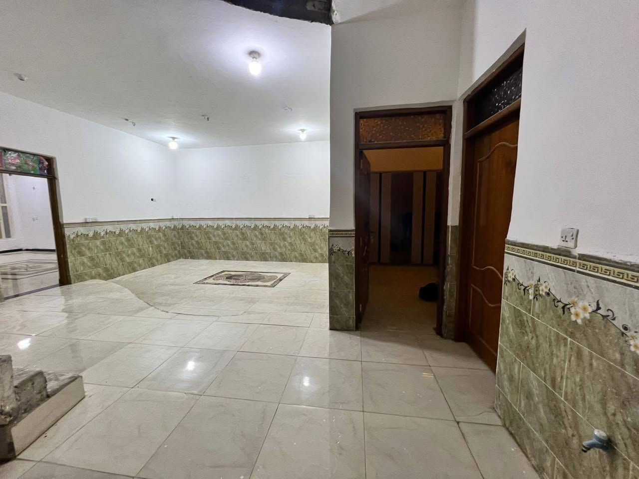 السلام عليكم بيت للبيع واسط حي الحكيم شارع عطوف يحتوي على غرفتي النوم وصاله واستقبال وصحيات وطرمه بناء حديث بناء طابوق مساحه البيت 200 كافه خدمات من مجاري من كهرباء مرقم قبل البلديه يبعد عن الشارع 300سعر 62 وبي مجال المراجعه دلاليه سيد حيدر***********
