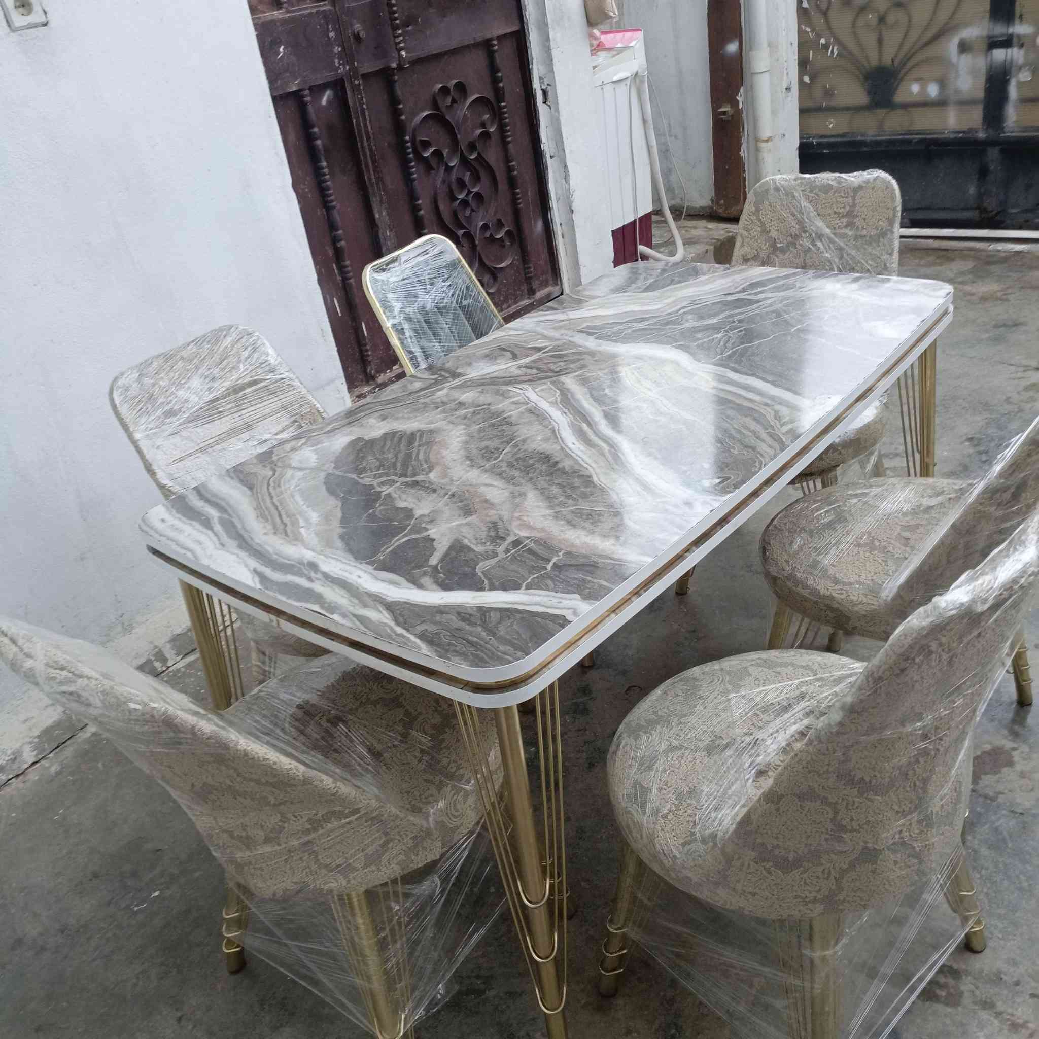 ميزطعام مع 6 كراسي البيع السعر 125 المكان كركوك حي العروبه الاستفسار على هذا الرقم ***********
