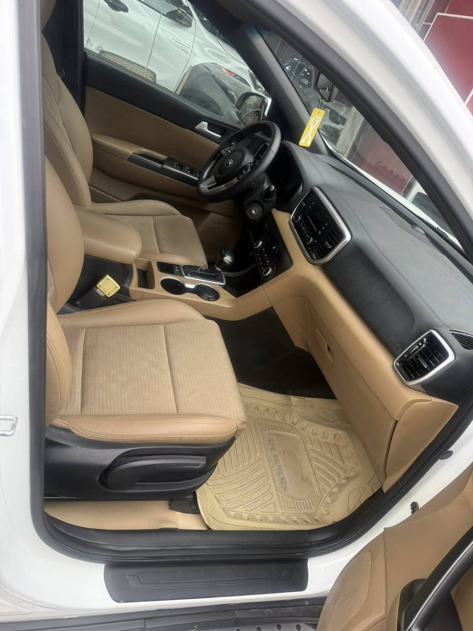 كيا سبورتج مكفوله من صبغ بارد قليل جداً ب البنيد إصبعين موديل 21  سعره 19800$ مكان معارض البياع ***********
