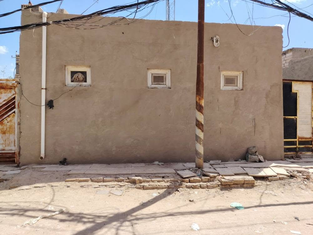 بيت للبيع 200 متر شارع المطار قريب على بوابة الخروج
يحتوي على مشتملات اثنين وانتريت مجاني يبعد عن الشارع العام 50 متر  الطابق الثاني غرفه هيكل فقط

السعر93 وبي مجال
الرقم ***********
ملاحضه البيت مو فارغ اني فرغته بالذكاء الاصطناعي حتئ تكونون بالصوره النجف, العراق
