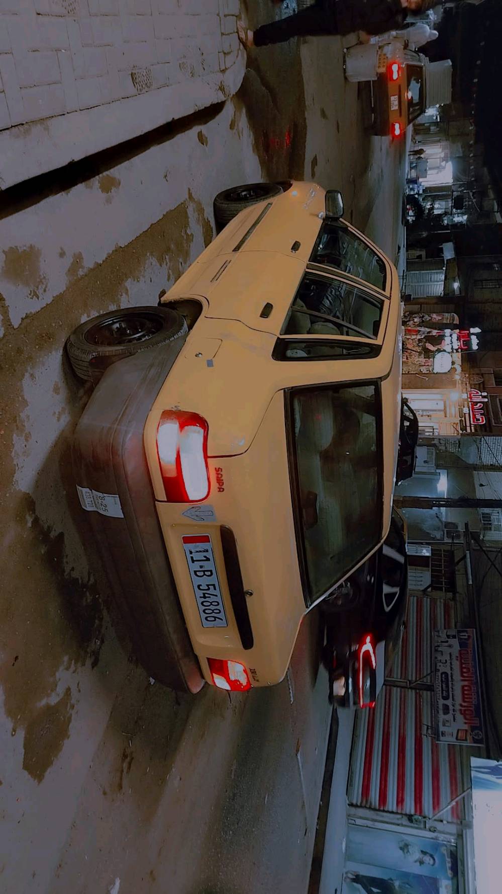 السيارة معروضة للبيع. حالتها جيدة ومصبوغة بلون أصفر. تتضمن تفاصيلها الداخلية الحفاظ على المقاعد بحالة نظيفة كما هو ظاهر بالصور. الأضوية الأمامية والخلفية في حالة ممتازة. السيارة مناسبة للاستخدام اليومي وقيادتها مريحة.