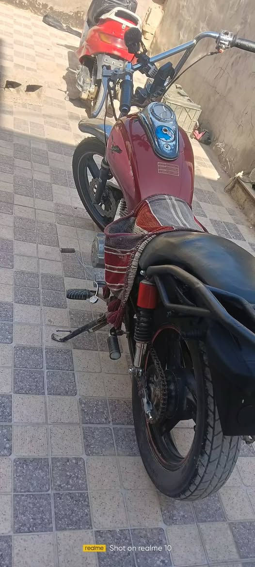 دراجة 5 كير أوراق أصولي
محرك ما مفتوح تايرات زوج جدد كشن نضيف تانكي نضيف صوره موضحه كلشي.لايت شغال
سعره 350 . 
مكاني ديوانيه مركز حي الوحدة


**إذا كنت صاحب هذا الإعلان وتريد حذفه لأي سبب، رجاءا أرسل رسالة إلى الدعم الفني**