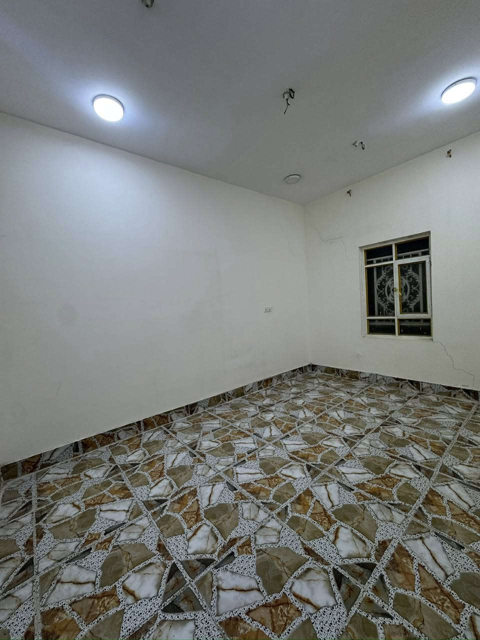 شقه للأيجار طابق ثاني في القبله حي المهندسين قرب ساحة الرمل على شارع15 تحتوي على غرفتين صاله مطبخ وصحيات سعر للأيجار450ألف للتواصل على رقم***********
