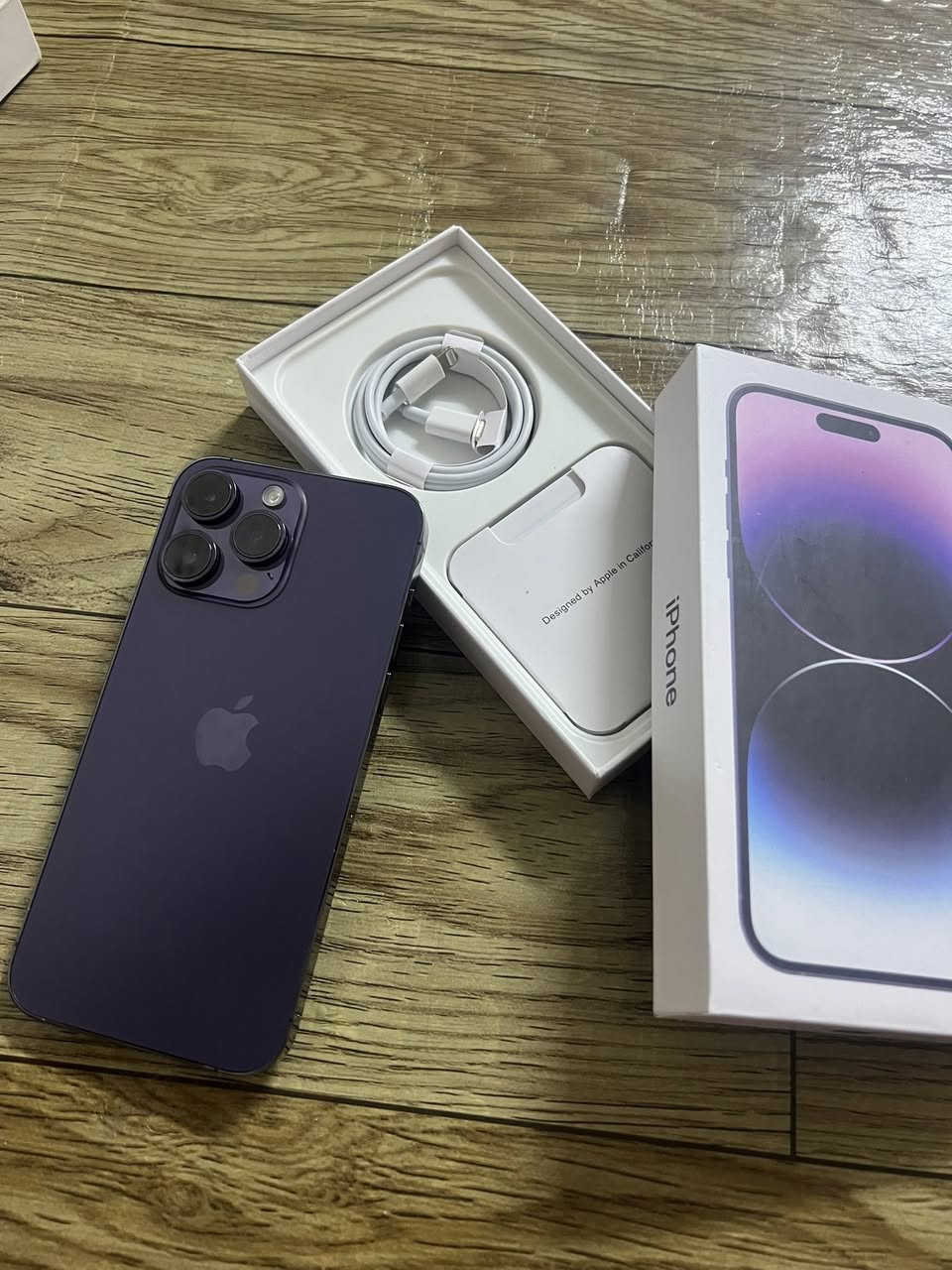 ايفون 14 برو ماكس ((( دبل شريحه يعني دبل سيمكارت ))  وتر بروف للبيع :- 
ذاكره 256 
لون بنفسجي 
دبل شريحه دبل خط 
شرق اوسط 
كلشي بل جهاز بلادي ووتر بروف
شاصيه زلغ مابي 
بطاريه 82 
كامل محلقاته كارتونته وكيبله الاصلي ممفتوح اصلا ً
السعر 730 
العنوان بغداد 
***********
