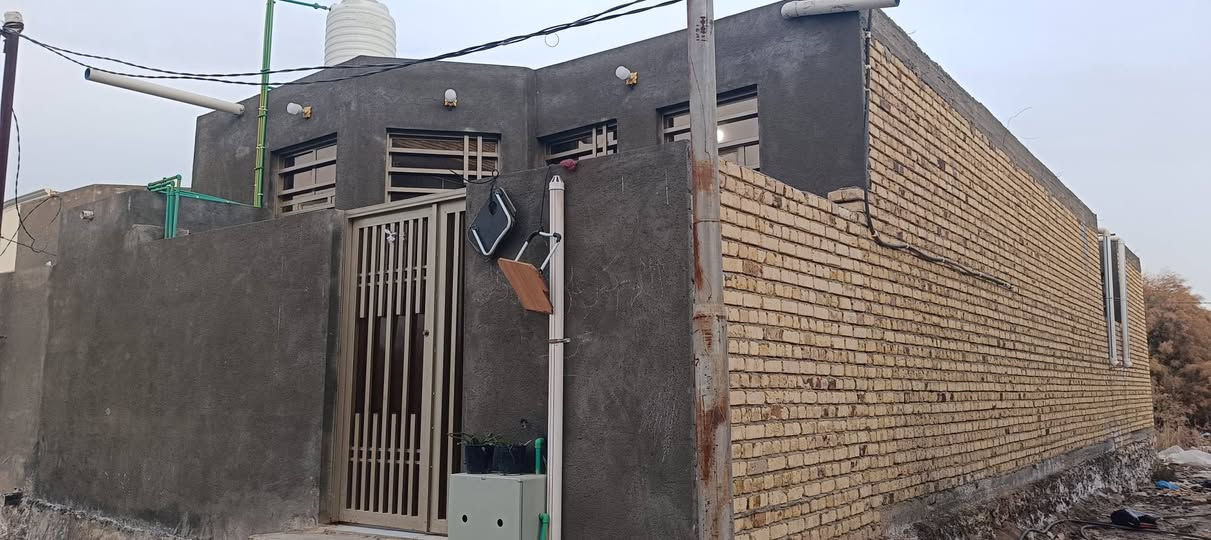 السلام عليكم 
بيت 140م زراعي سند 25 اقرار محكمة في منطقة الجربوعية الثانية جهت الزراعي قرب شارع السيد علي الضاهر يتكون البيت من غرفتين وصالة وستقبال ومطبخ وصحيات داخليه وخارجيه وطارمه البناء طابوك والسقف عكاده ارضية صب السعر او أي ستفسار مراجعة مكتب الحي للعقارات والمقاولات العامة او الاتصال (***********)
