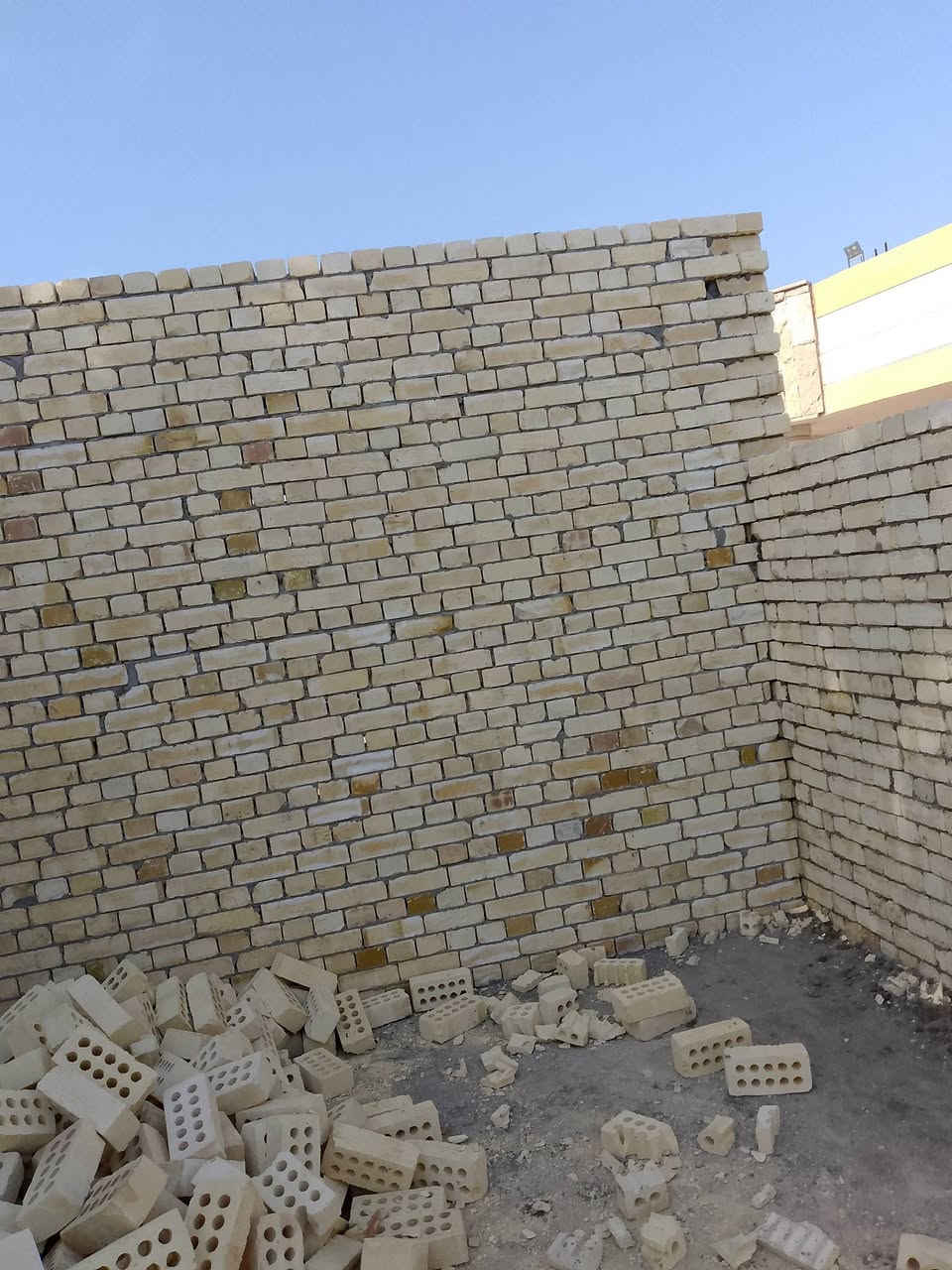 السلام عليكم كادر بناء تسليم درجه اولى بناء فقط ***********
