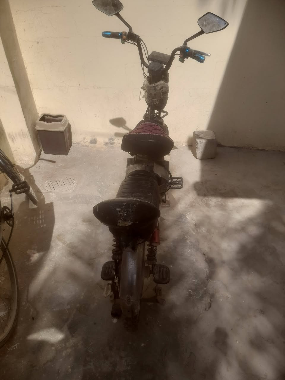 السلام عليكم دراجه شحن نضيفه كلهه شغاله كهربائياته شغاله سعر200وبيهه مجال حك الجيه مكاي ديالى بعقوبه التصال على الرقم ***********
