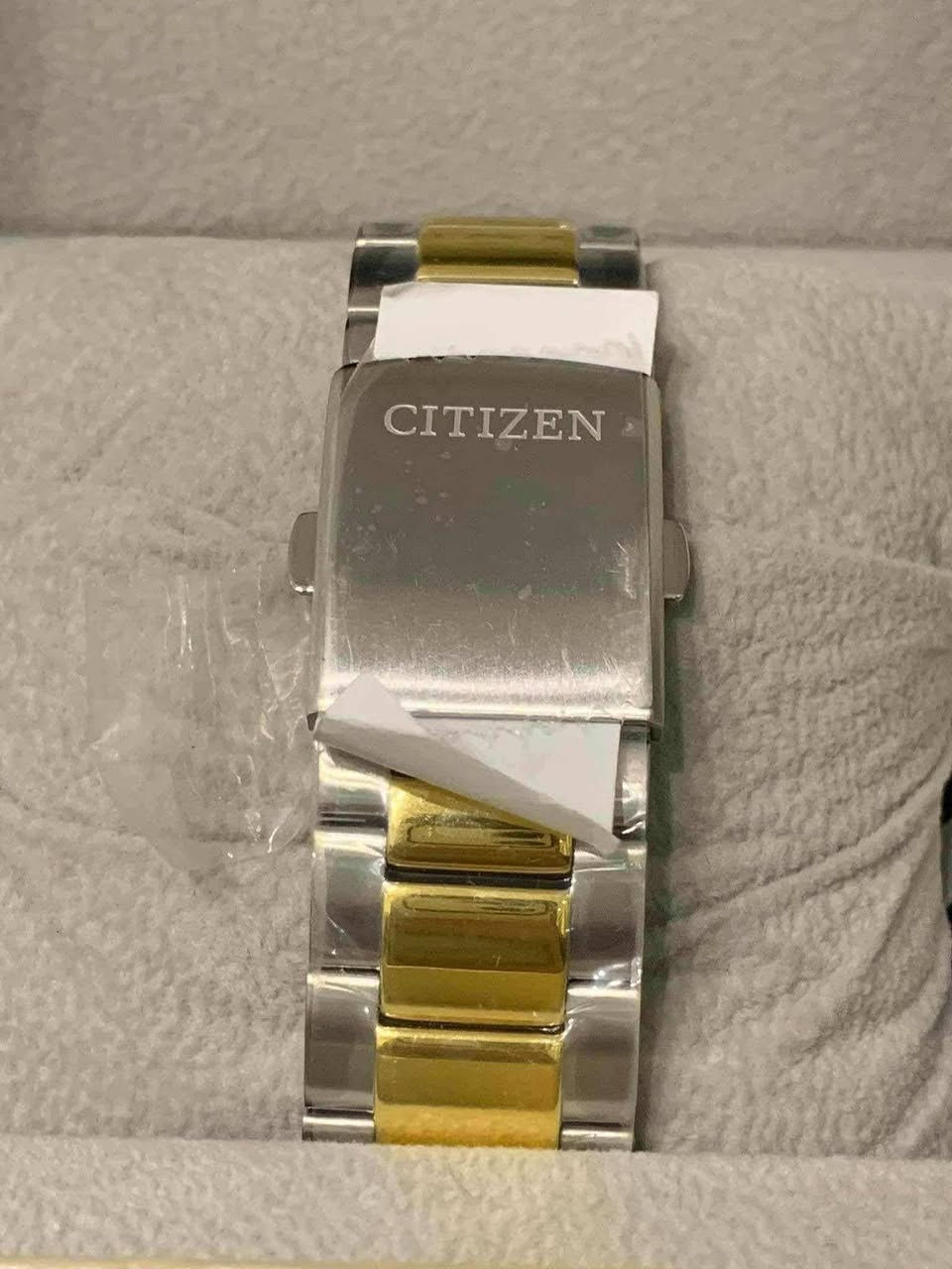 السلام عليكم......
ساعة CITIZEN ياباني أصلي أوتوماتيك +تكويك 
نافذة للعرض التاريخ 
ظهر زجاجي مكشوف 
أميال وأرقام فسفوري 
القطر ٤٣
مقاوم للماء ١٠٠م 
طوق دوار 
سير حديد ستانلس ستيل مطعم لون ذهبي معلم 
جديد غير مستعمل مع العلبة الاصلية وبطاقة الضمان 
السعر ٢٠٠$
يوجد توصيل ***********

