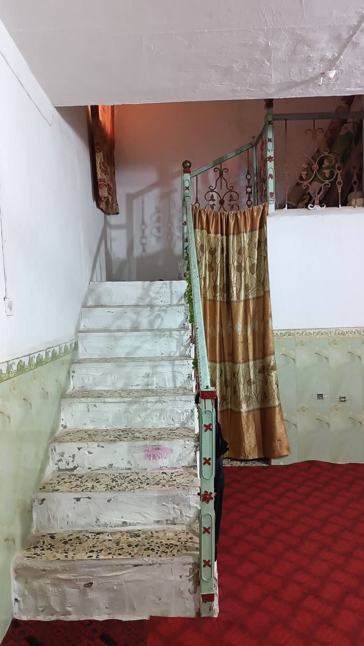 الدار للبيع المساحة 200 متر مربع العنوان ميسان حي الشهداء السايدين خلف مول سيد جابر يحتوي علا غرفتين نوم صاله الاستقبال مطبخ  رقم الهاتف ***********
