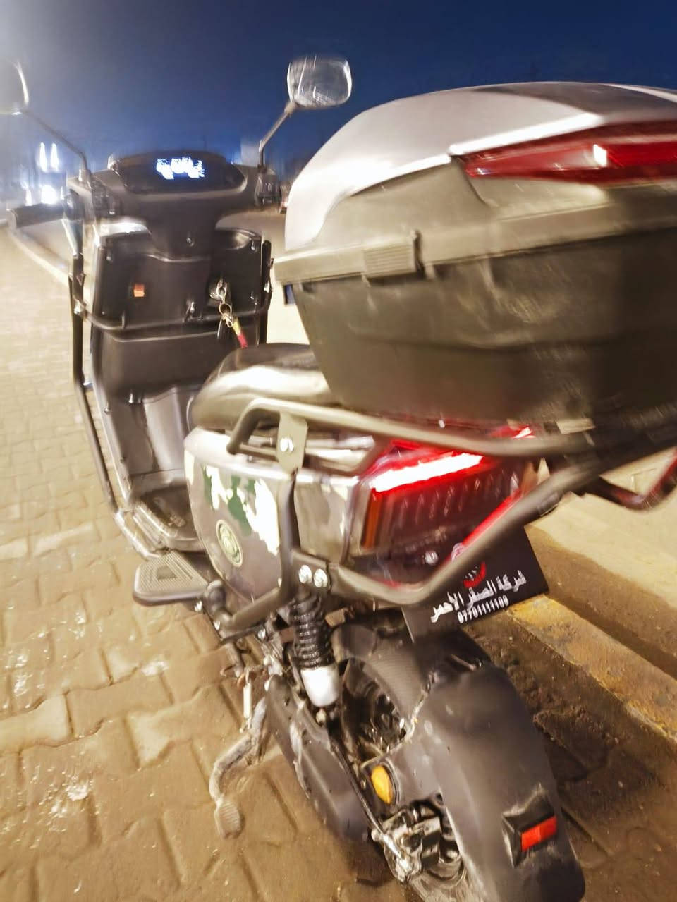 دراجه كهربائيه طراز TDT32Zبصفات :
سويجين وبصمتين/ لون رمادي فضي/مديل2024/ثلاث سرع/سرعه100/ تمشي مسافه 65كيلومتر/بدرع كامل حولها/مقعد واحد تتحمل وزن150كليوغرام/7بطاريات جديده كل بطاريه بقوة32 أمبير /كل الكهربائيات شغاله لايتات عالي وناصي /اشاره يمين ويسار/مابيها اي شخط او دعمه /مرايات جانبيه /شاحنتها الاصليه/ الدراجه مامستعمله هواي جديده كدامكم بالصور 
سعر 800 وبيها مجال المكان بغداد الزعفرانيه 
الشراي يتصل على رقم ***********
