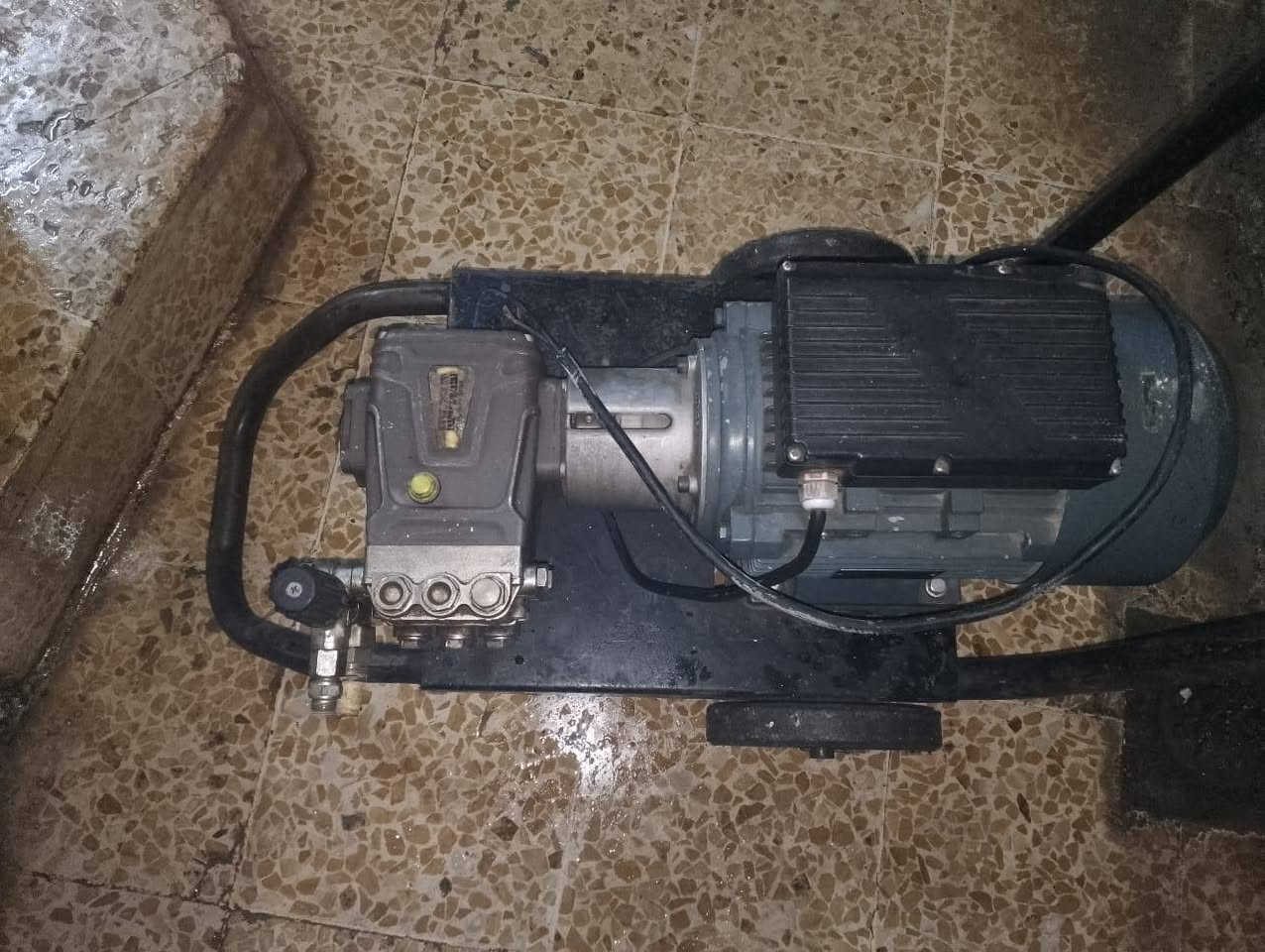 السلام عليكم للبيع جهاز مضخة غسل نضيف شرط على الفحص مع ملحقاته مسدس وصوندة الطول 18 متر السعر400 الف وبيها مجال للاستفسار الاتصال على الارقام
***********
***********
