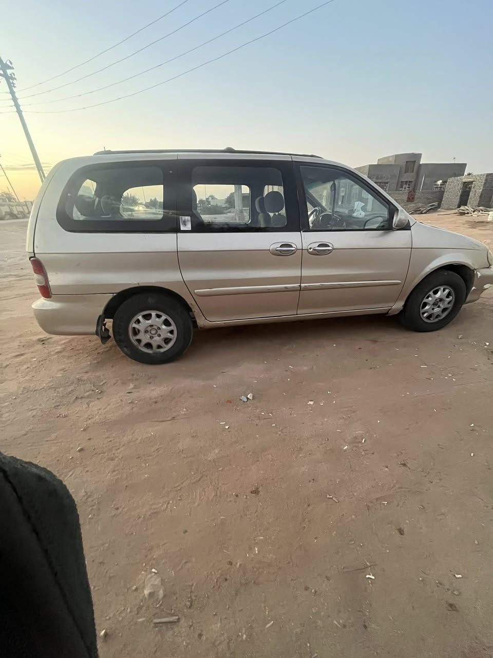 كرنفال كاز مكينة وكير عادي شرط سيارة مكفولة من ضربة سنوية قبل سبوع طلعته بسمي رقم بغداد موديل ٢٠٠٠ لوحات انكليزي حدادية كدام وخلفي شرط تخم تاير وباتري جديد تبريد نقص فقط راديتر وكمبريسر 
جاهزة رايدة ب٦٠قفل مكان سماوة سوير
***********
