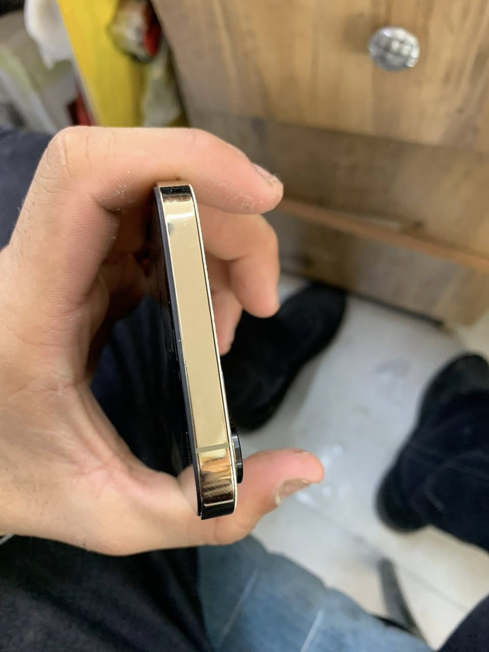 السلام عليكم ايفون 12 برو ماكس ذ512 تك سيم لون ذهبي مبدل شاشة وبطارية اصليات وفيس ايدي شغال الجهاز كله شغال مابي اي عيب وصرفه مال بطارية خير من الله . 
مكاني : بغداد مجمع بسماية .
الرقم : *********** . متوفر واتساب وماسنجر . 
السعر : 365 الف وبي مجال للطيبين . 🤍
