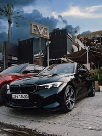 BMW 330i 2023 Twin Turbo السيارة فول مواصفات لونها اسود ملكي وارد أمري...