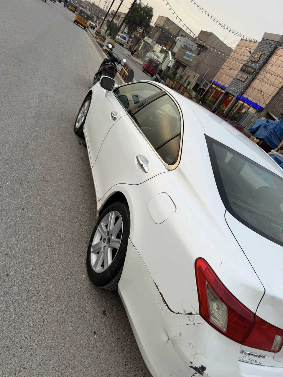 سلام عليكم للبيع لكزز موديل 2007 محرك سته سياره بلاديه بدون حادث بي كم طخه موضحه بلصور محرك بي صوت ودخانه كيرها مكفول صدرها تعبان سعرها 79 وبيها مجال الرقم ***********
