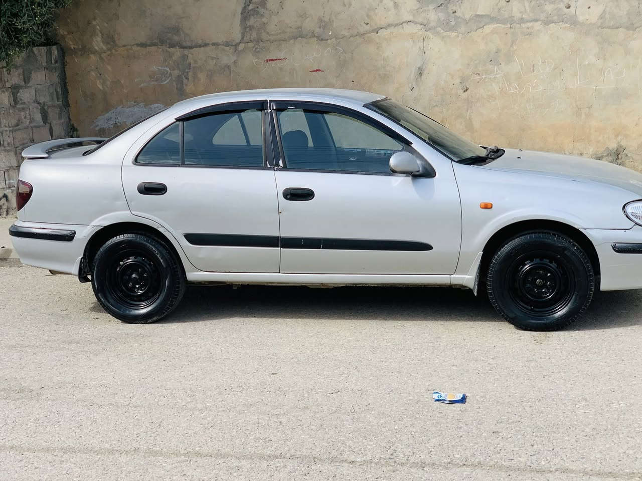 سەرەتا بە ناوی خودا 
نیسان سەنی 2002تۆماتیک
براوەی دوبەیە سەیارەکە 
گئر و مەکینەی بە شەرت کارەبای و تەقە و رەقەی بە شەرت
جرکەی تیا نیە دەعموو لئدراوی هیج نیە 
کامل پەمپە لە سەر ساقی 
جوار تایەی لۆکی لە ژئرایە 
تەبریت و کارەبای کامل بە شەرت 
لە هەلەبجەی تازەم موشتەریت تئل بکە جوابی کۆمینت نادەمەوە
***********
