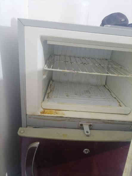 ثلاجه شغاله للبيع نوعها ماليزي سعرها 80 الف نقصها غاز قليل تبرد وتشتغل مابيها شي وماطور شغال بس تحتاج تحطلها شويه غاز بيها نقص مكاني ناصريه رقمي ***********
