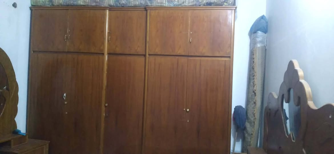 للبيع غرف خشاب تسكام ست ابواب كامله هي وملحقاته االلاستسفار الاتصال على الرقم ***********
