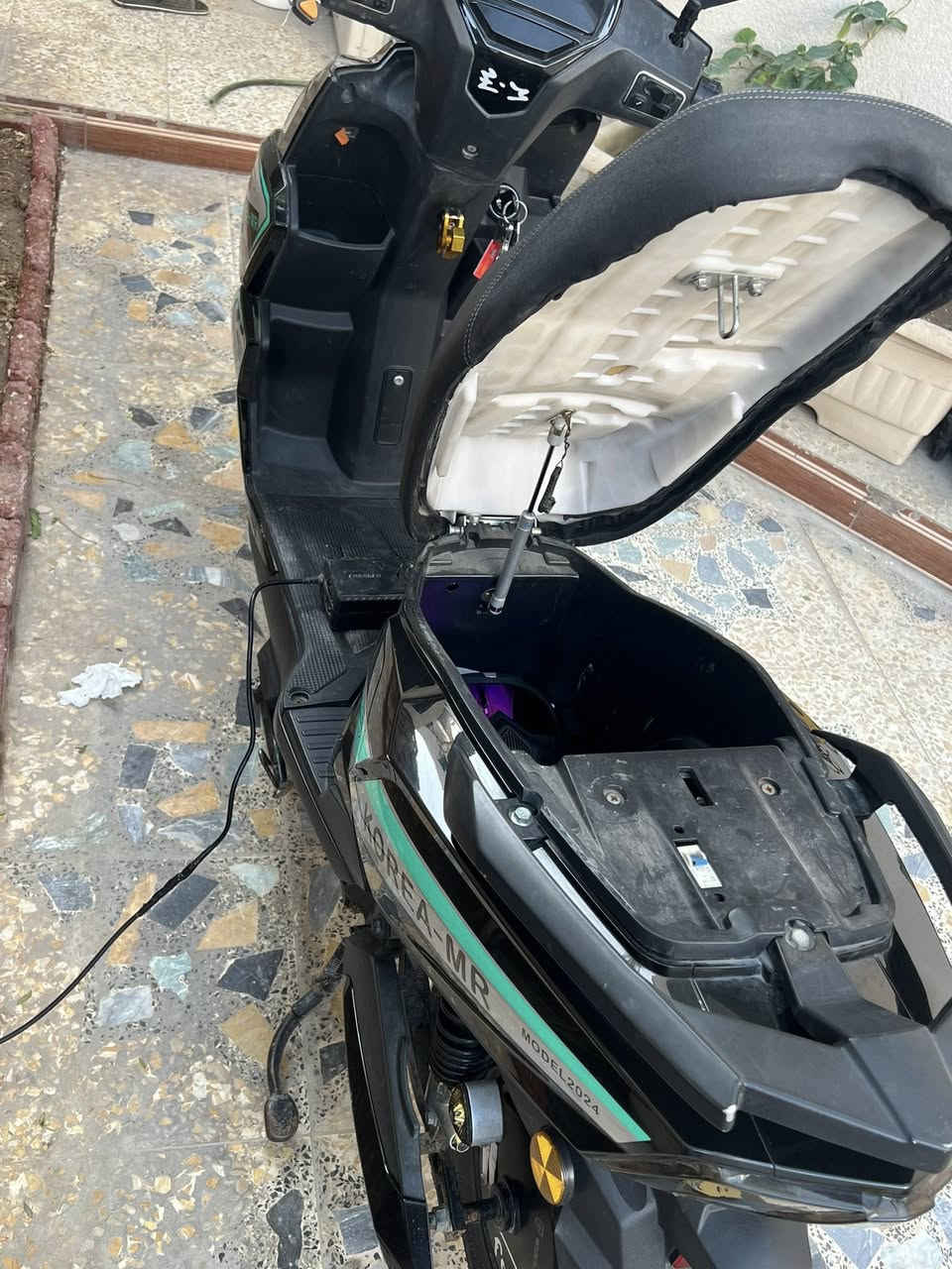 السلام عليكم دراجه سكنس شحن للبيع 6 بطاريات مبدلهن قبل 4 اشهر جاية من شركة البطارية الوحده 32 امبير شديت 33 امبير عليها عقل جبير
 تاير خلفي مبدل جديد 
صينيه ( فلنجه ) مبدل جديد 
دسك خلفي مبدل جديد 
سكليتر مبدل جديد سرعتها بالبرنامج 65 كيلومتر (حسب الوزن )
بيها الجوزه مال السويج ما تشتغل 
اشغل من كارت الدخول  
ينفتح صندوك ماعلي شي صندوك شاد جك سلايت  دبل اشاره 
4 نمر لايت 
4 عدسات ثلجي 
اصطاب خلفي 
هورن 
نظام بك رجوع 
كهربائياتها  انا مشتغلهن قالع الفيش وموصل مباشر بالشرنك ( يعني انسى العطل اغسل براحتك ) 

السعر 650الف بيها مجال حك الجية

مكاني البصرة ابي الخصيب 
للتوصل واتساب فقط ***********
